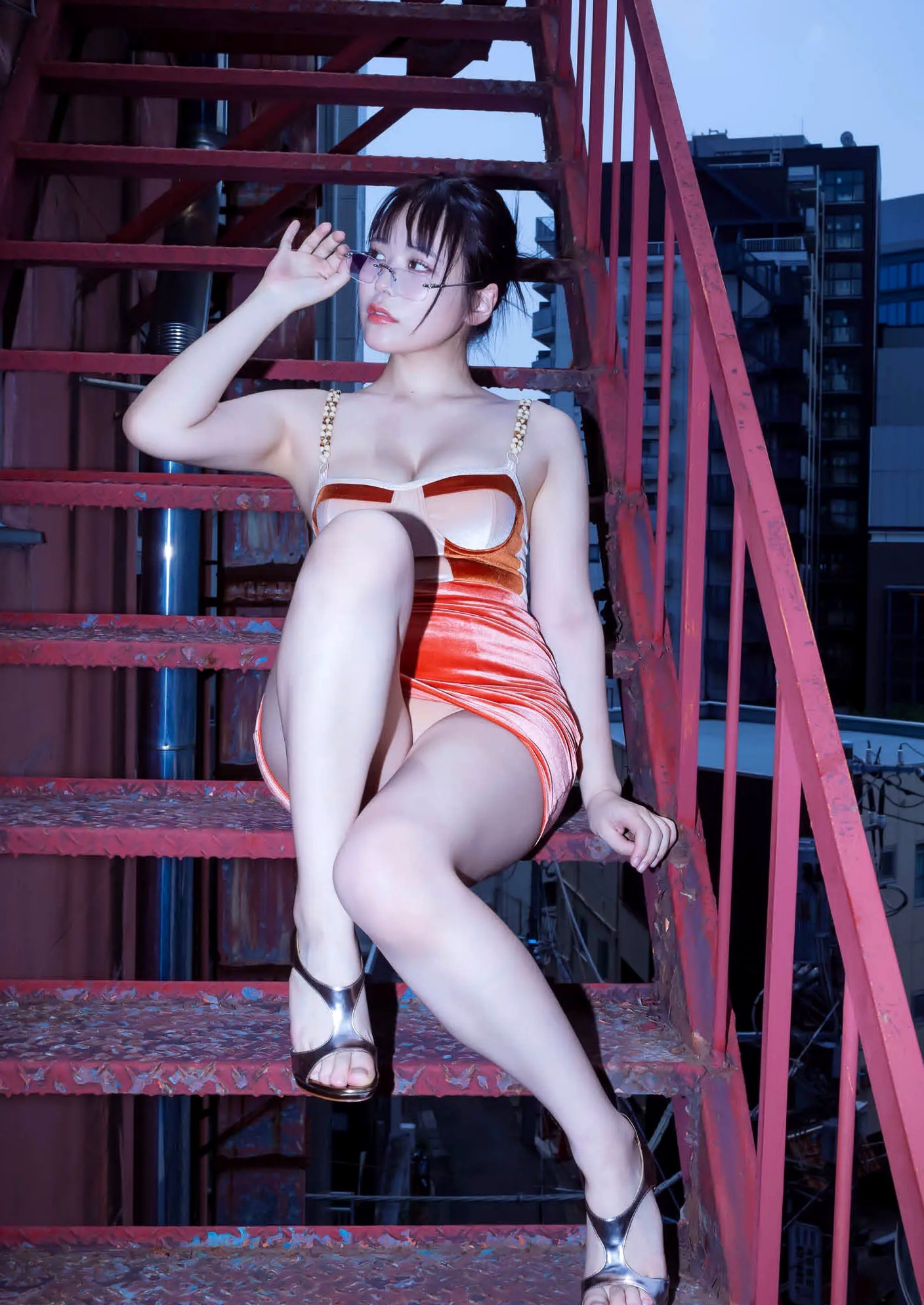 東雲うみ《Nocturne》性感写真:复古比基尼与街头冷艳女神诱惑