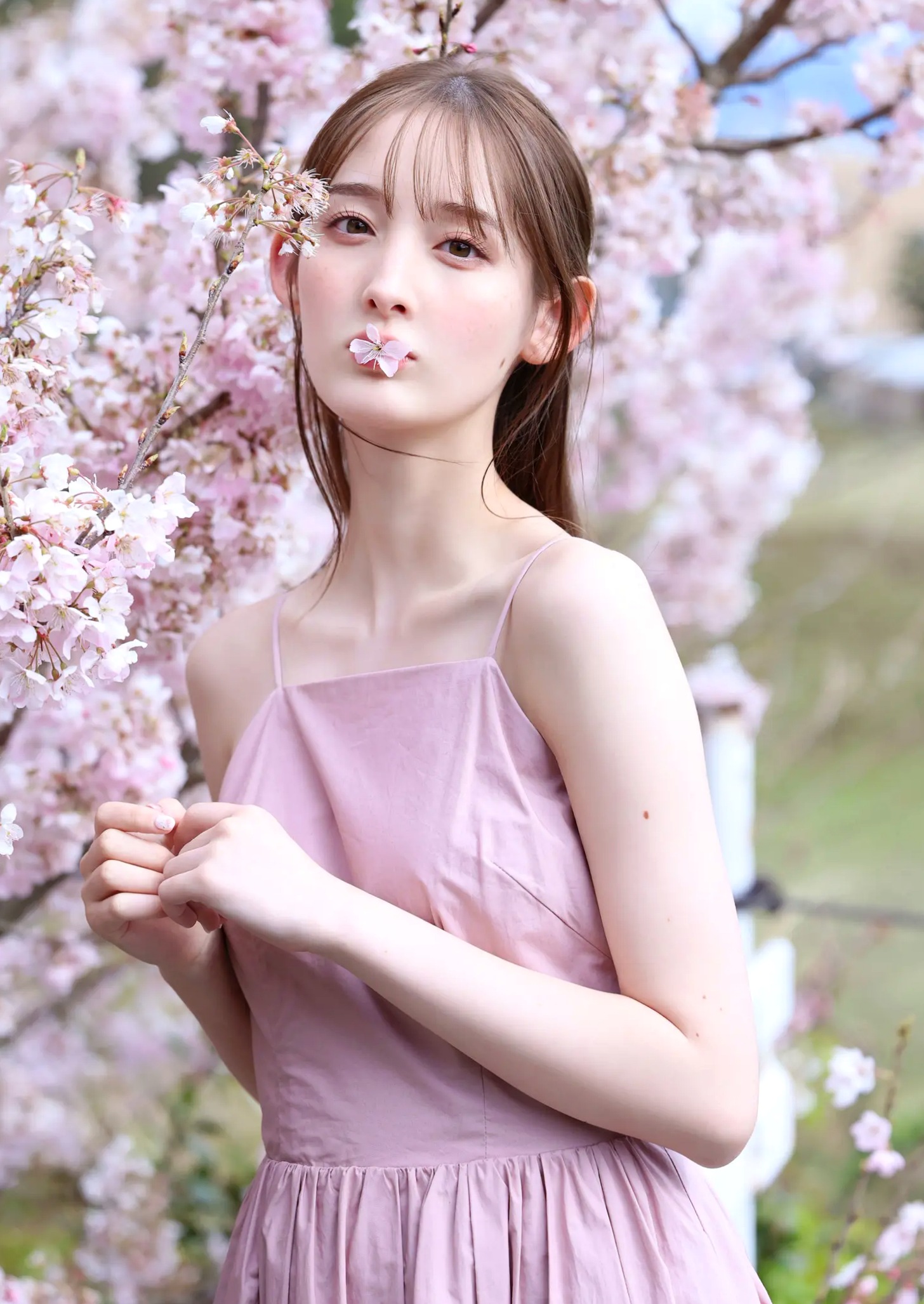 菜那セシル《淡く、ほのかに。》日本美少女户外薄纱与浴室比基尼写真