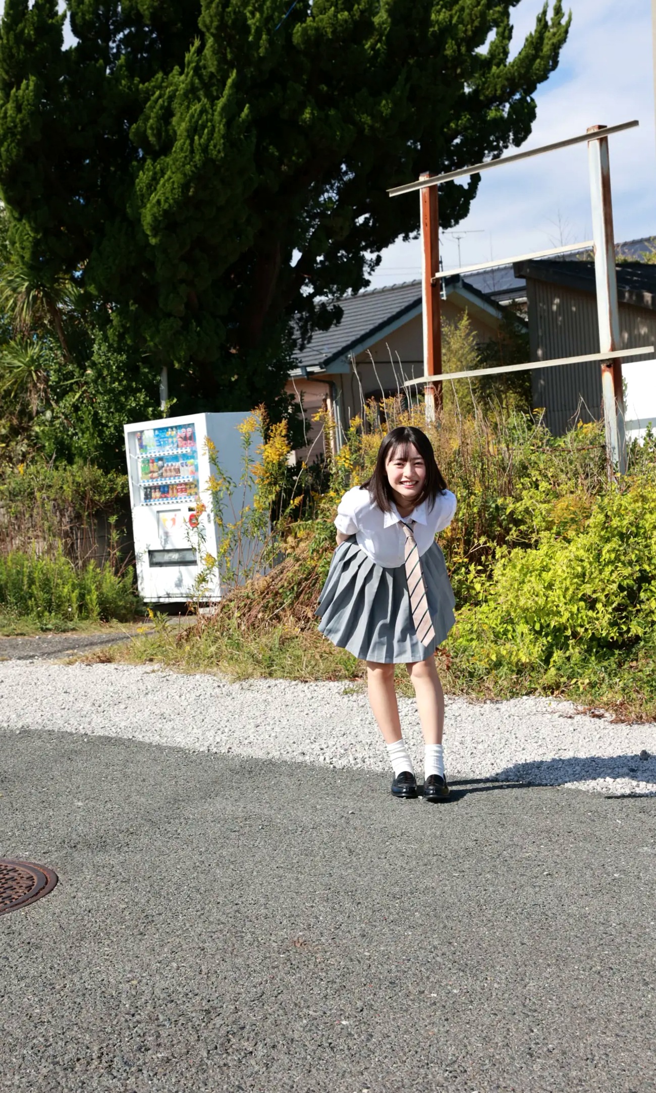 白濱美兎 - なぁぜなぁぜ? 日本清纯美少女泳池比基尼与湿身浴室写真