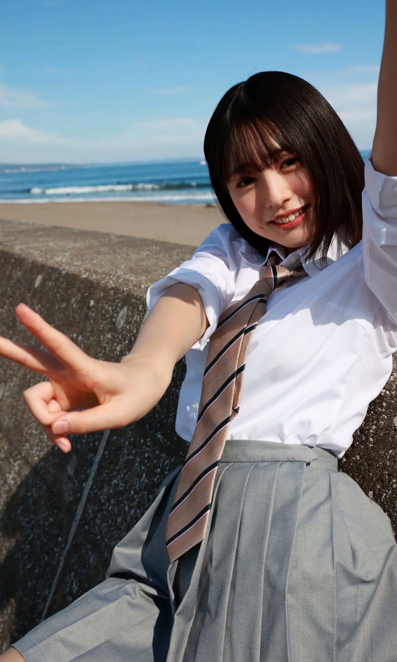 白濱美兎 - なぁぜなぁぜ? 日本清纯美少女泳池比基尼与湿身浴室写真
