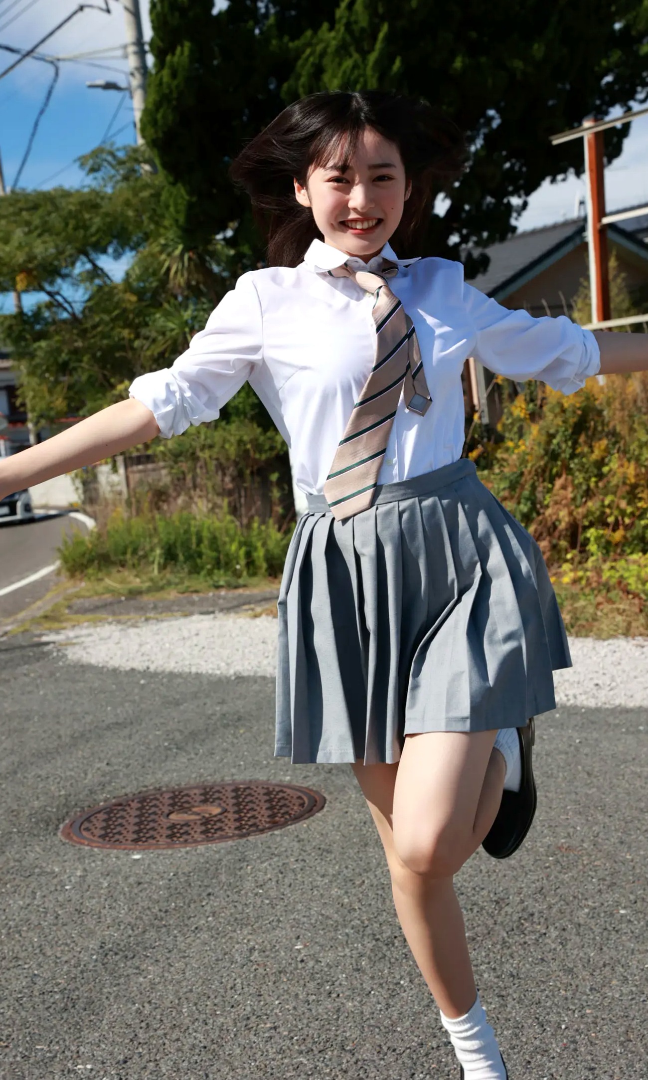 白濱美兎 - なぁぜなぁぜ? 日本清纯美少女泳池比基尼与湿身浴室写真