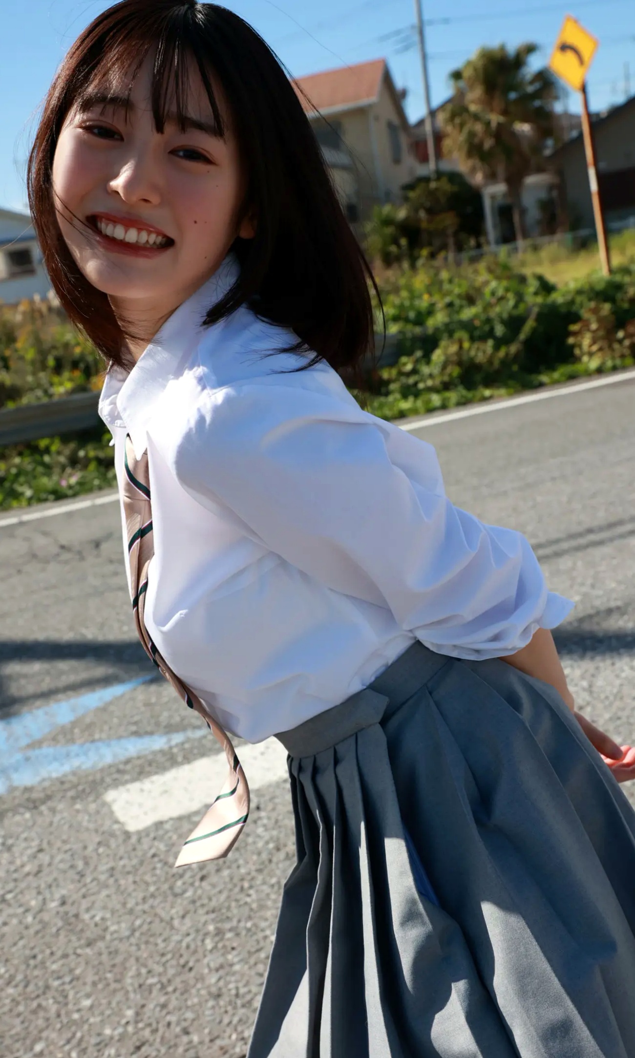 白濱美兎 - なぁぜなぁぜ? 日本清纯美少女泳池比基尼与湿身浴室写真