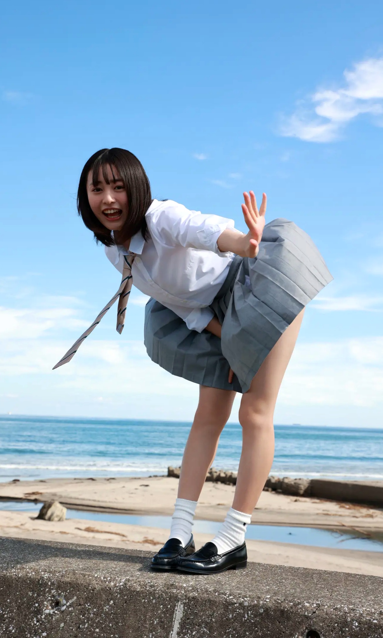 白濱美兎 - なぁぜなぁぜ? 日本清纯美少女泳池比基尼与湿身浴室写真