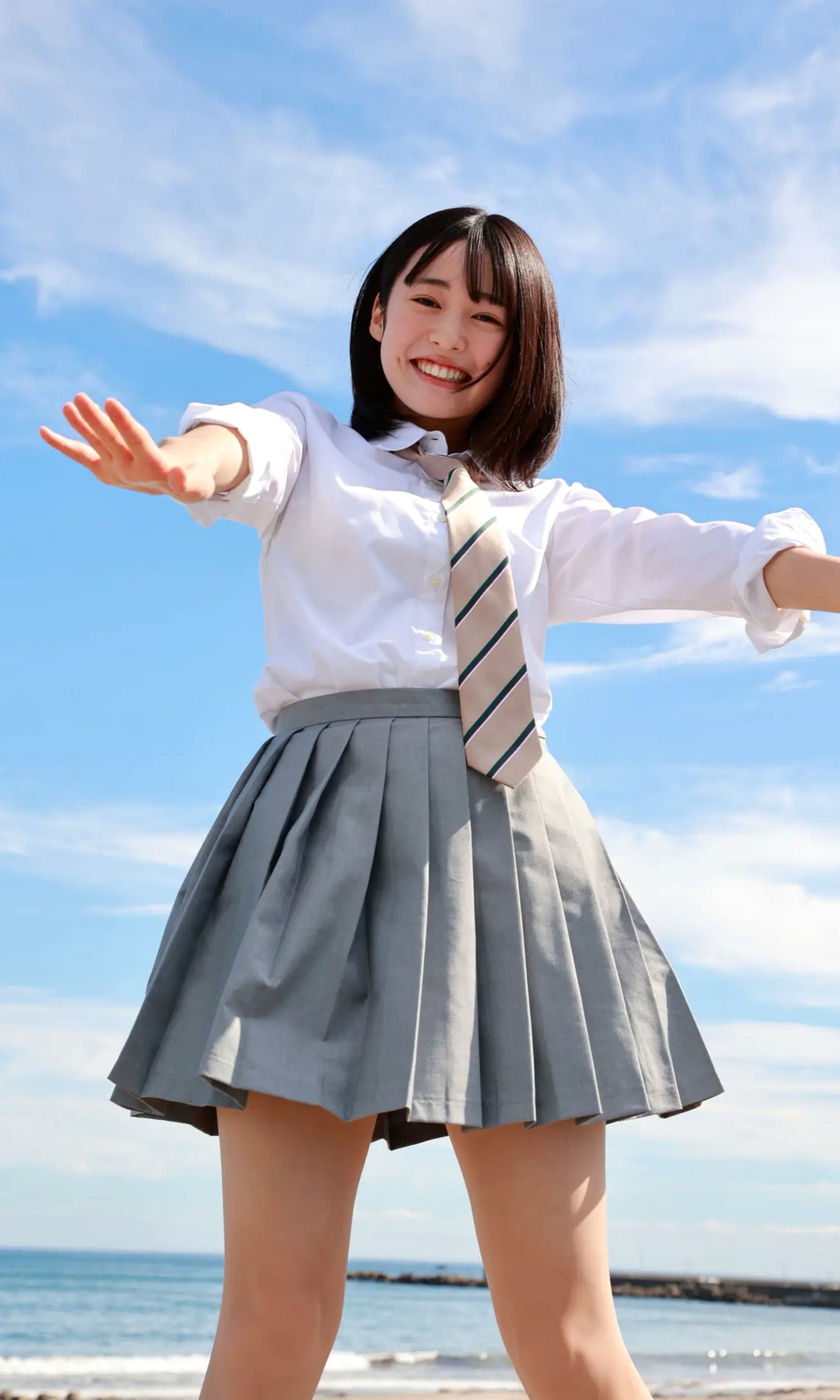 白濱美兎 - なぁぜなぁぜ? 日本清纯美少女泳池比基尼与湿身浴室写真