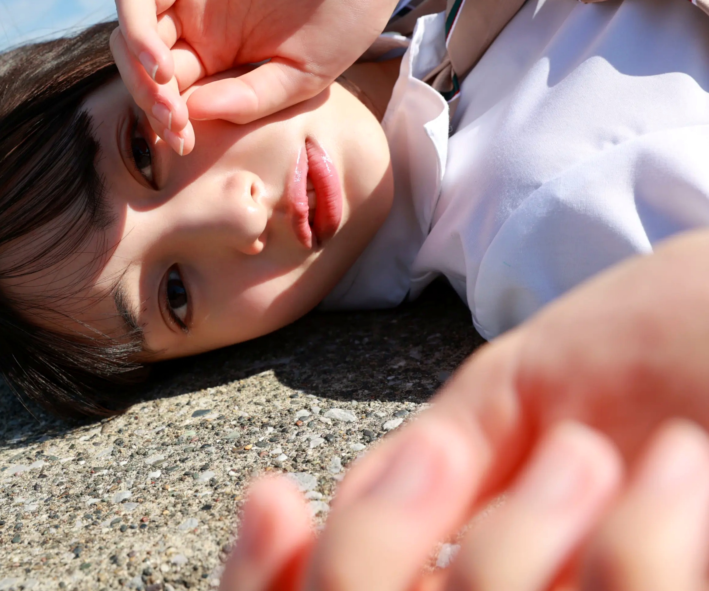 白濱美兎 - なぁぜなぁぜ? 日本清纯美少女泳池比基尼与湿身浴室写真