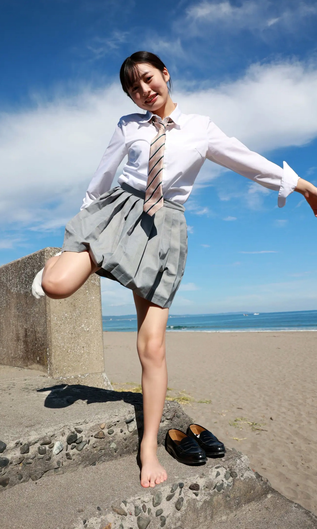 白濱美兎 - なぁぜなぁぜ? 日本清纯美少女泳池比基尼与湿身浴室写真