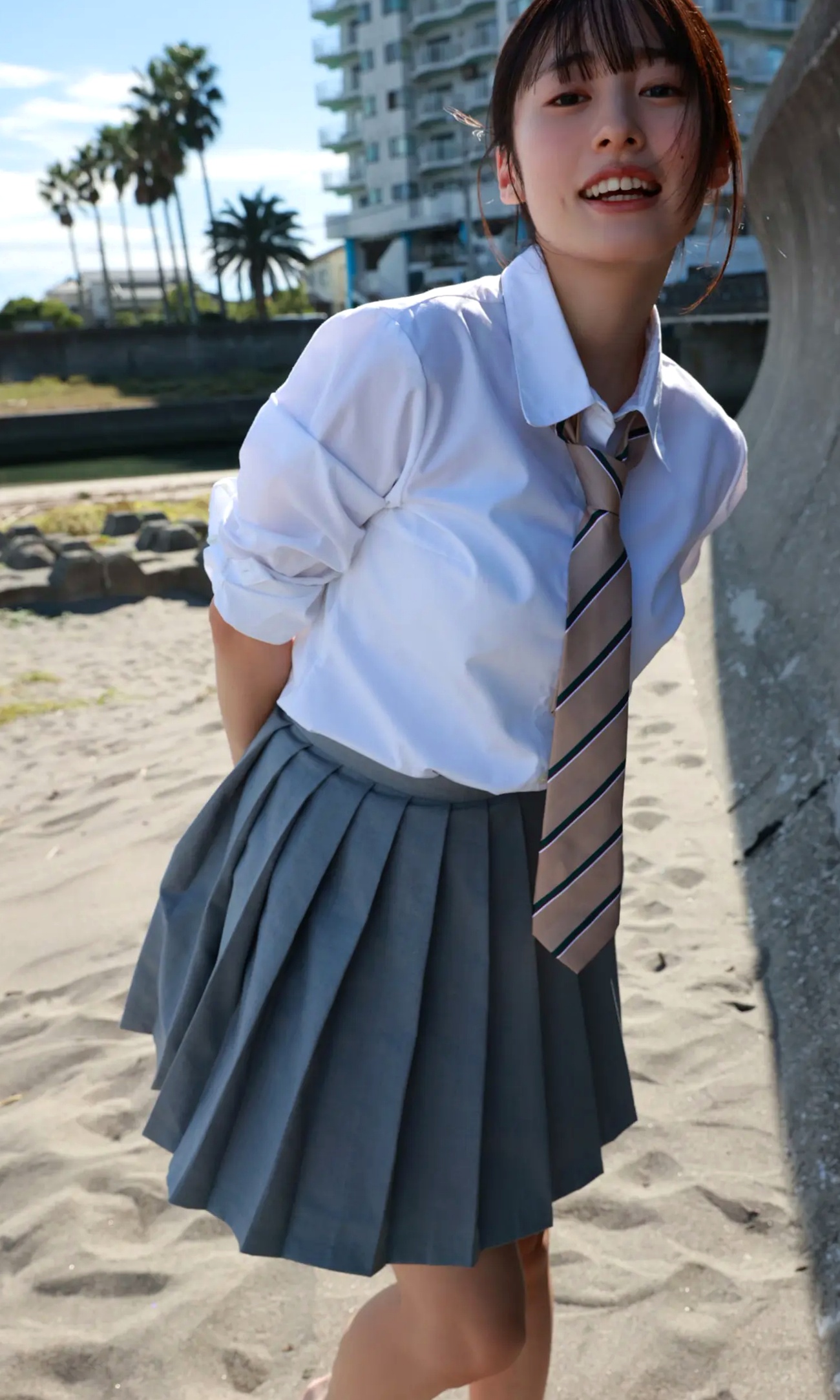白濱美兎 - なぁぜなぁぜ? 日本清纯美少女泳池比基尼与湿身浴室写真