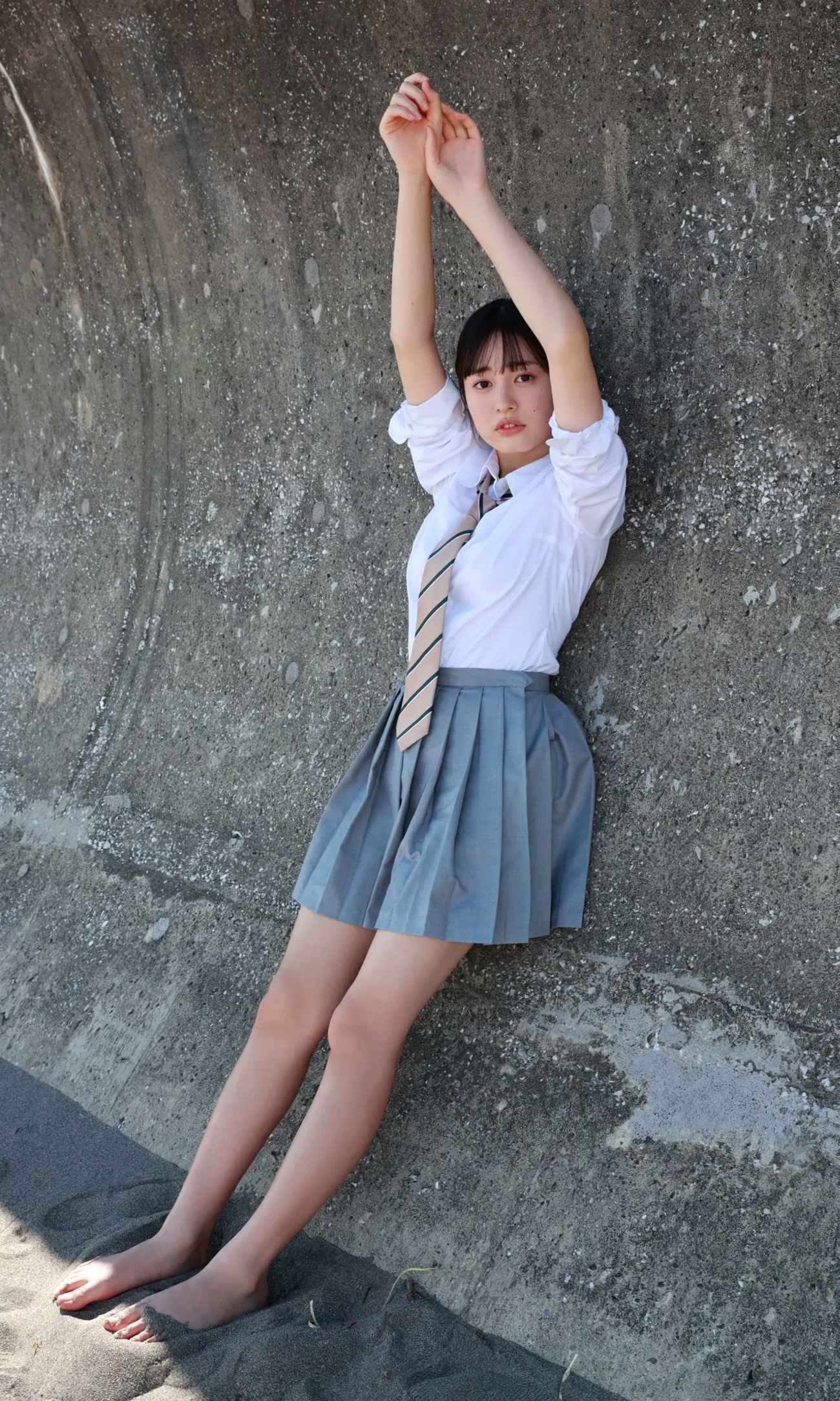 白濱美兎 - なぁぜなぁぜ? 日本清纯美少女泳池比基尼与湿身浴室写真