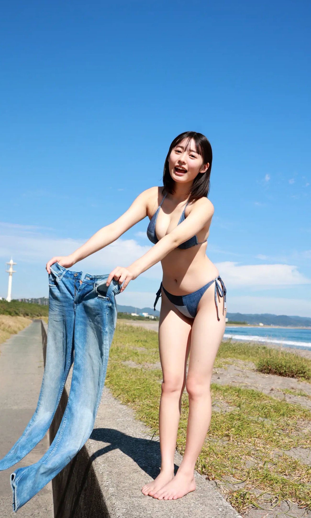 白濱美兎 - なぁぜなぁぜ? 日本清纯美少女泳池比基尼与湿身浴室写真