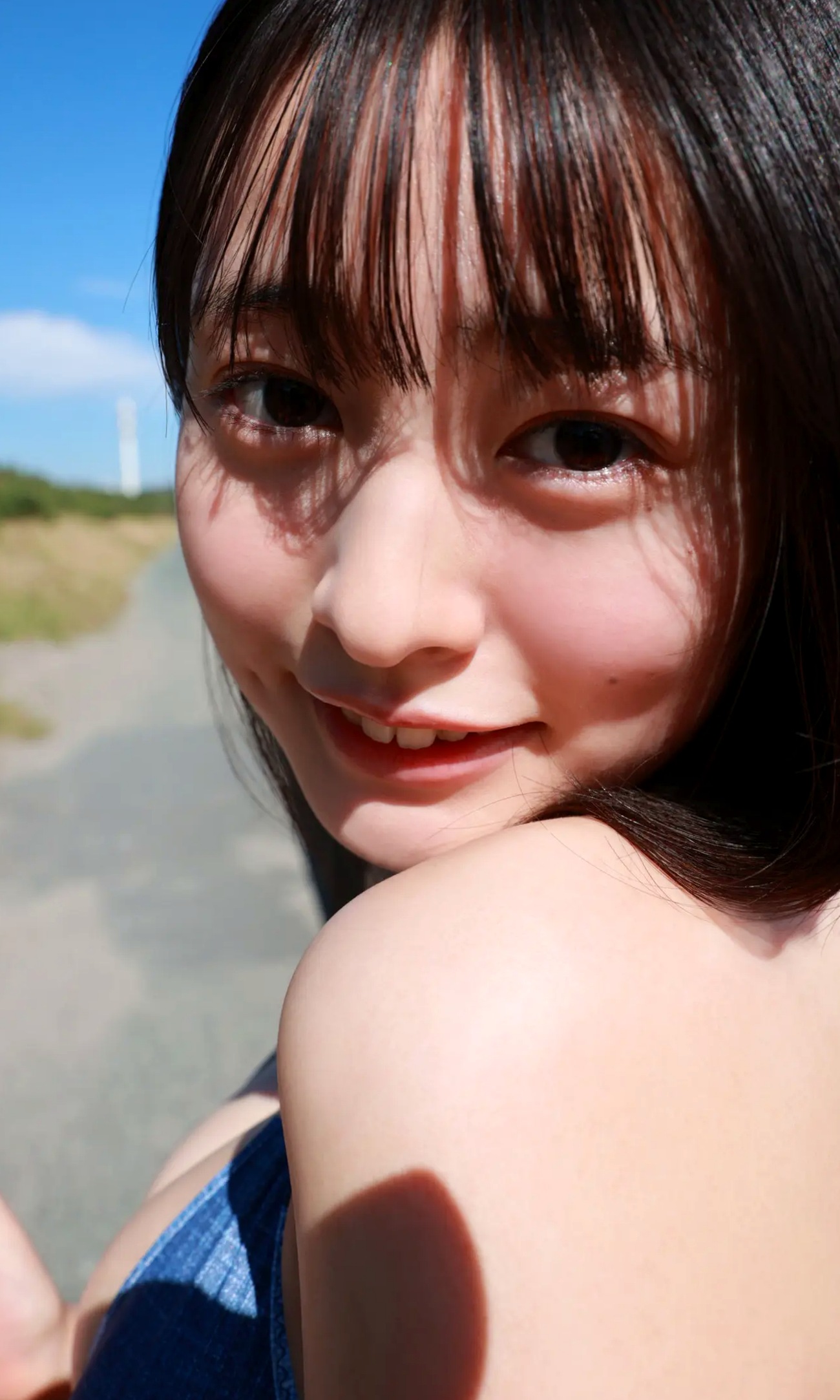 白濱美兎 - なぁぜなぁぜ? 日本清纯美少女泳池比基尼与湿身浴室写真