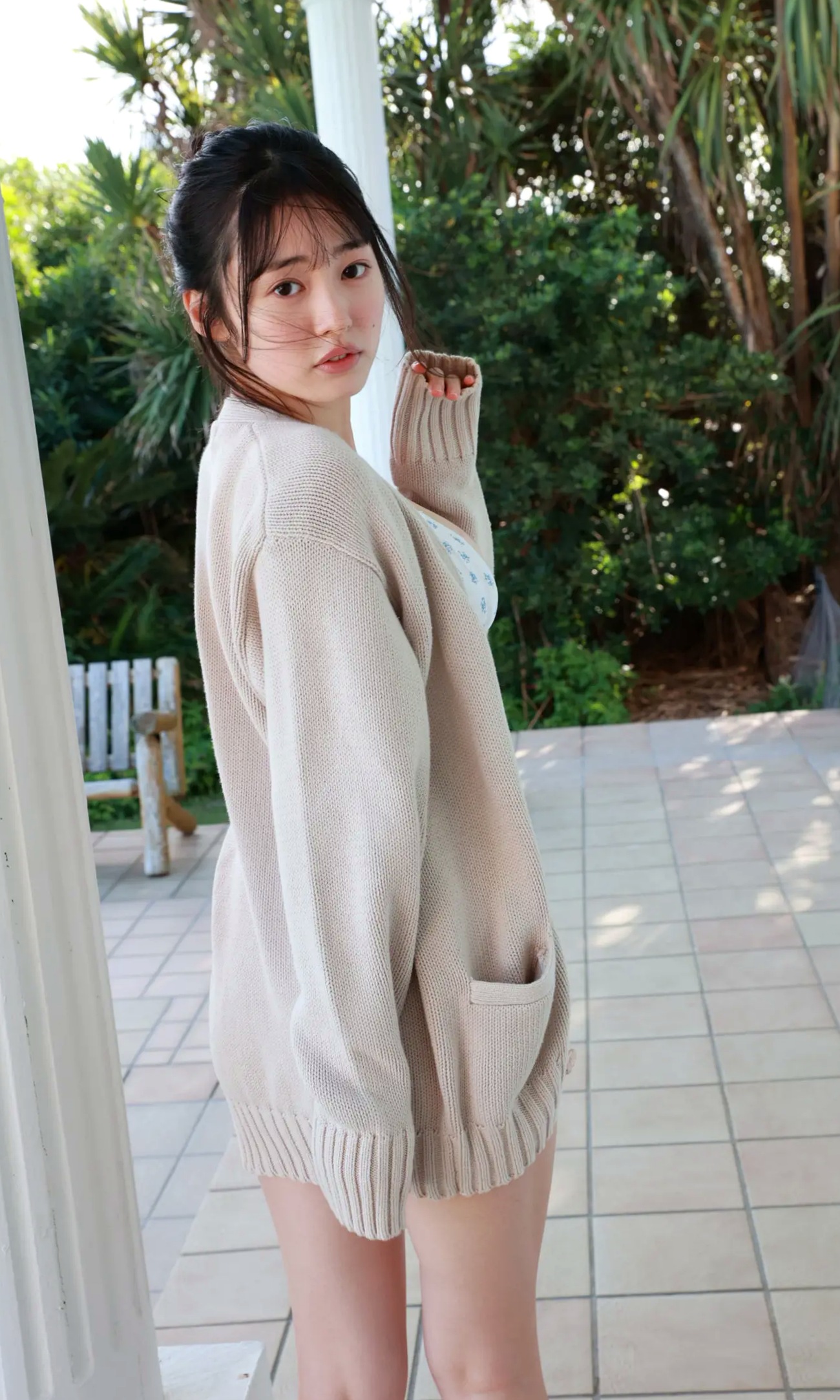 白濱美兎 - なぁぜなぁぜ? 日本清纯美少女泳池比基尼与湿身浴室写真