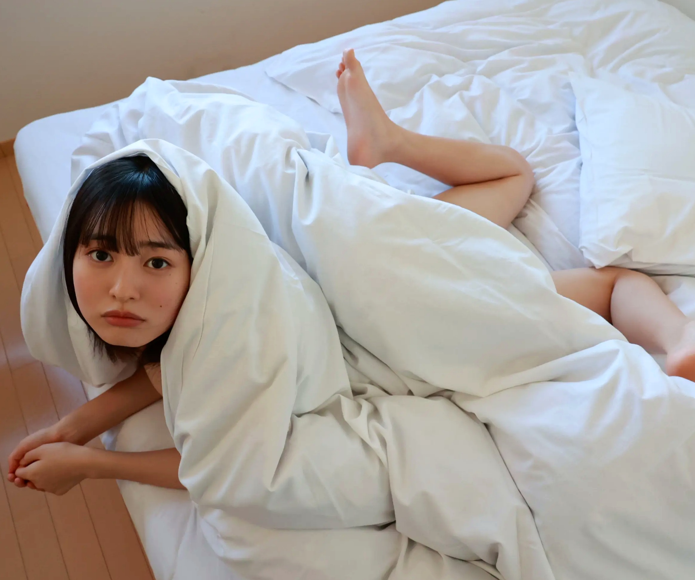 白濱美兎 - なぁぜなぁぜ? 日本清纯美少女泳池比基尼与湿身浴室写真