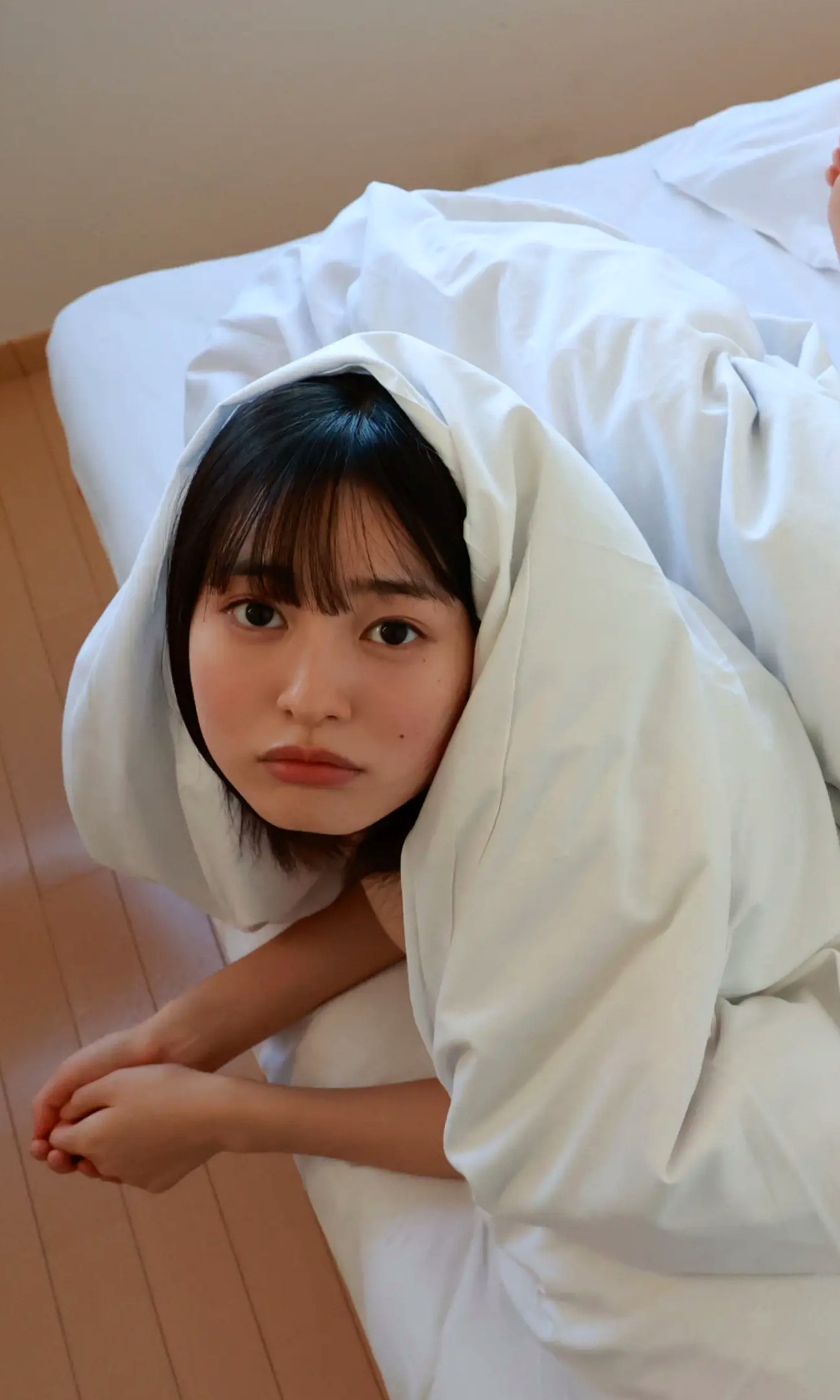 白濱美兎 - なぁぜなぁぜ? 日本清纯美少女泳池比基尼与湿身浴室写真