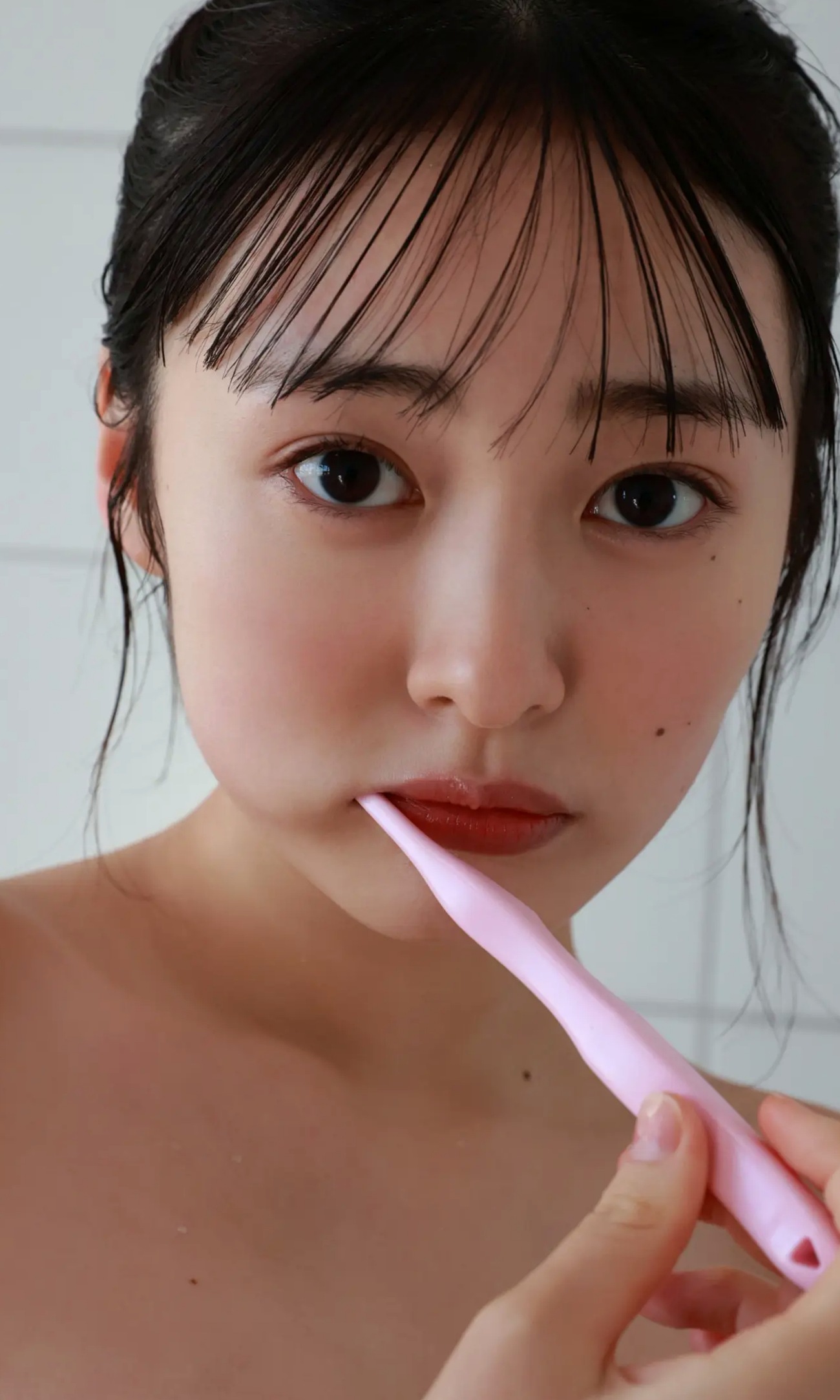 白濱美兎 - なぁぜなぁぜ? 日本清纯美少女泳池比基尼与湿身浴室写真