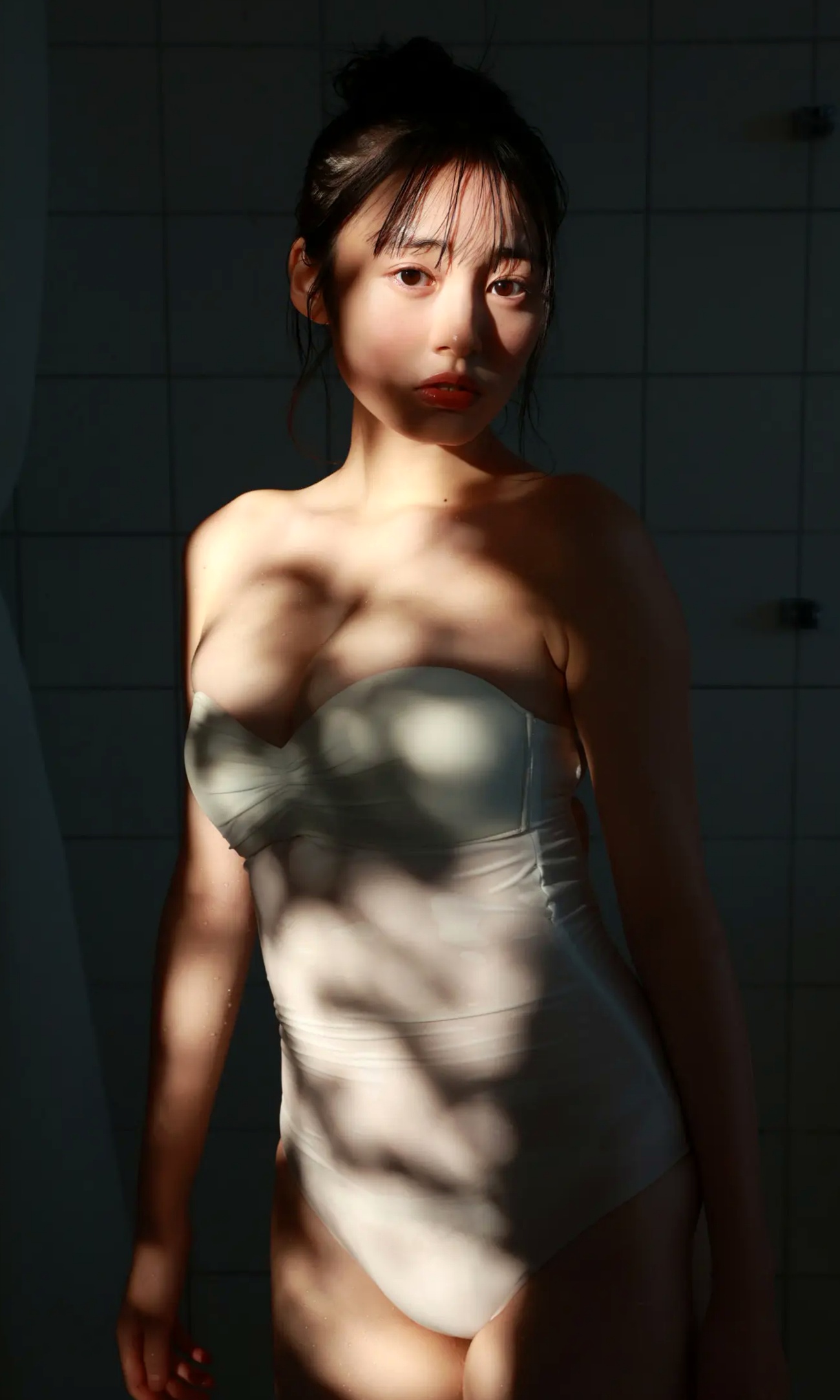 白濱美兎 - なぁぜなぁぜ? 日本清纯美少女泳池比基尼与湿身浴室写真
