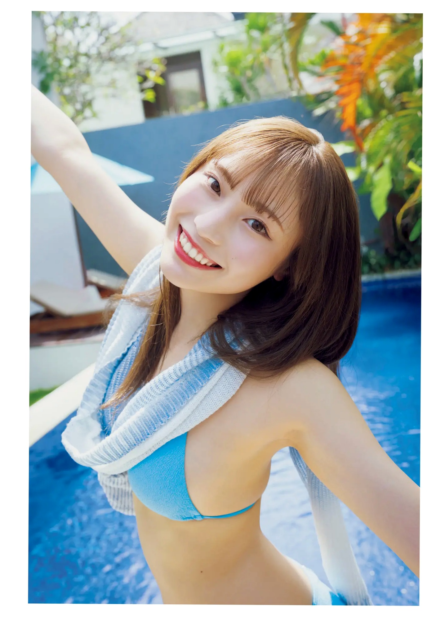 川越紗彩 - なんとかなるなる 户外泳池与清凉内衣私房写真