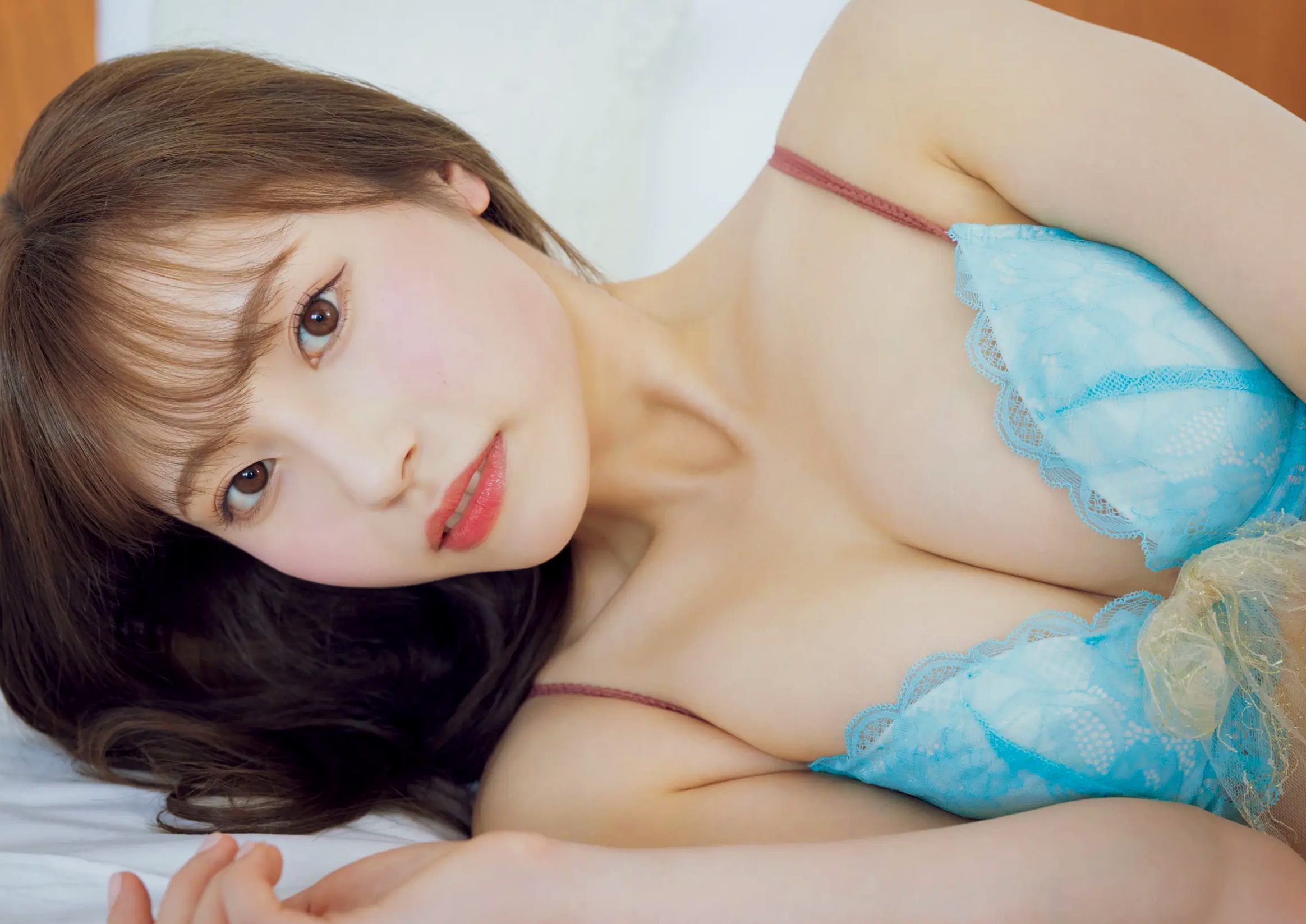 川越紗彩 - なんとかなるなる 户外泳池与清凉内衣私房写真