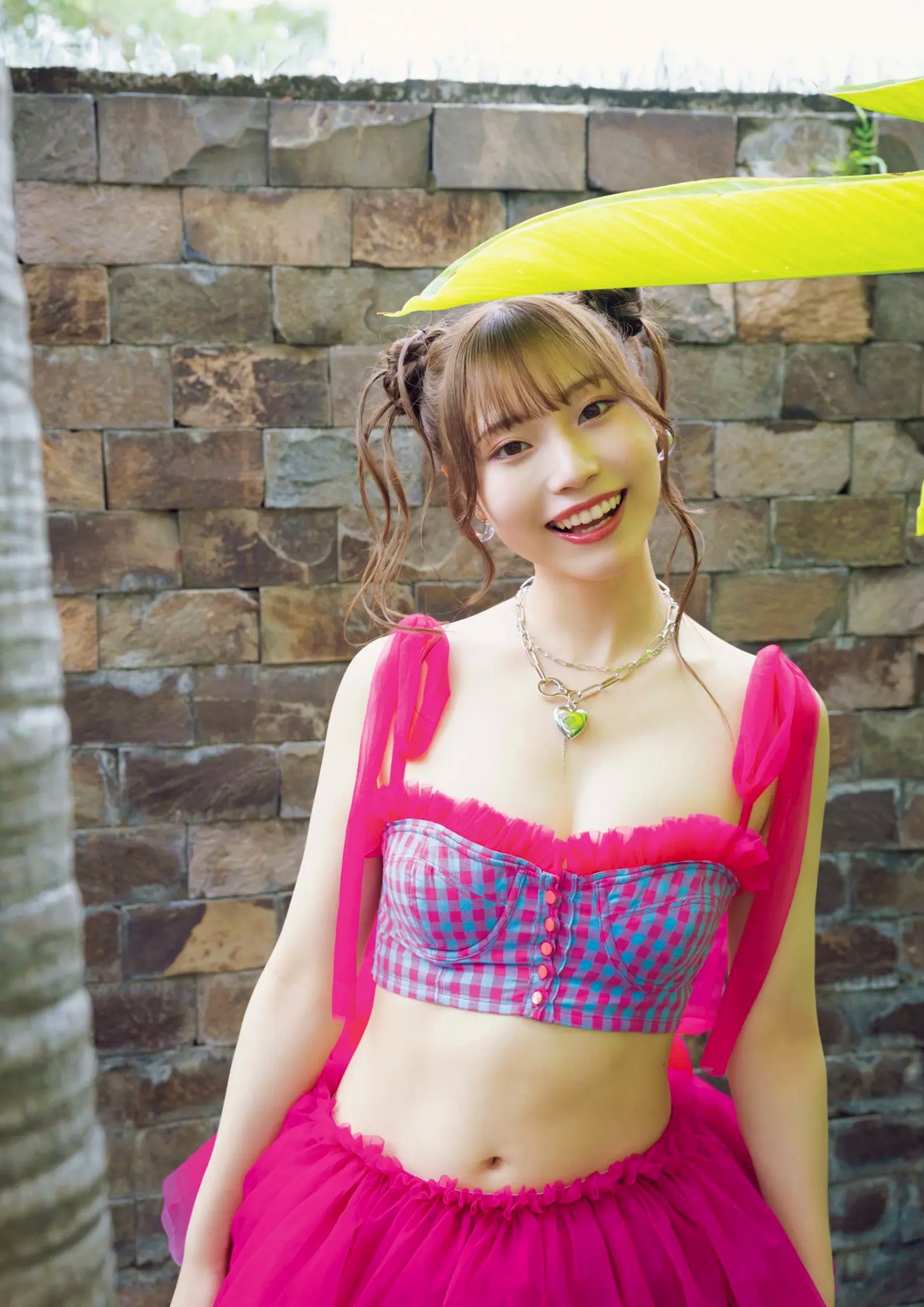 川越紗彩 - なんとかなるなる 户外泳池与清凉内衣私房写真