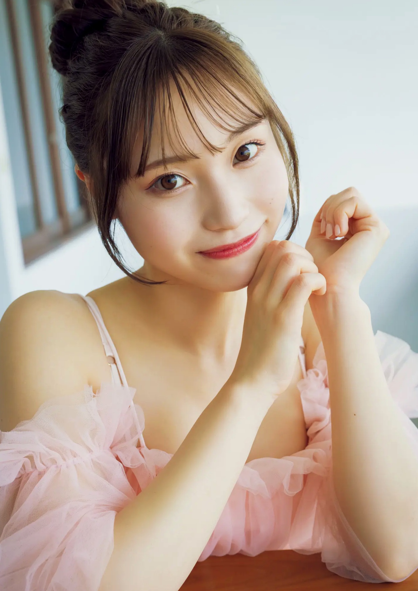 川越紗彩 - なんとかなるなる 户外泳池与清凉内衣私房写真
