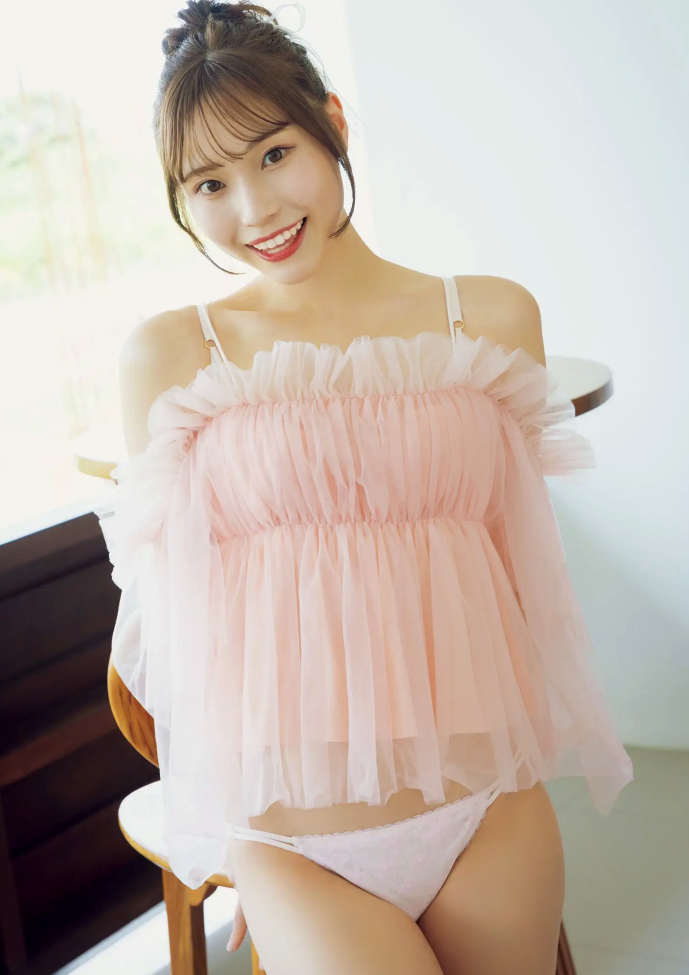 川越紗彩 - なんとかなるなる 户外泳池与清凉内衣私房写真