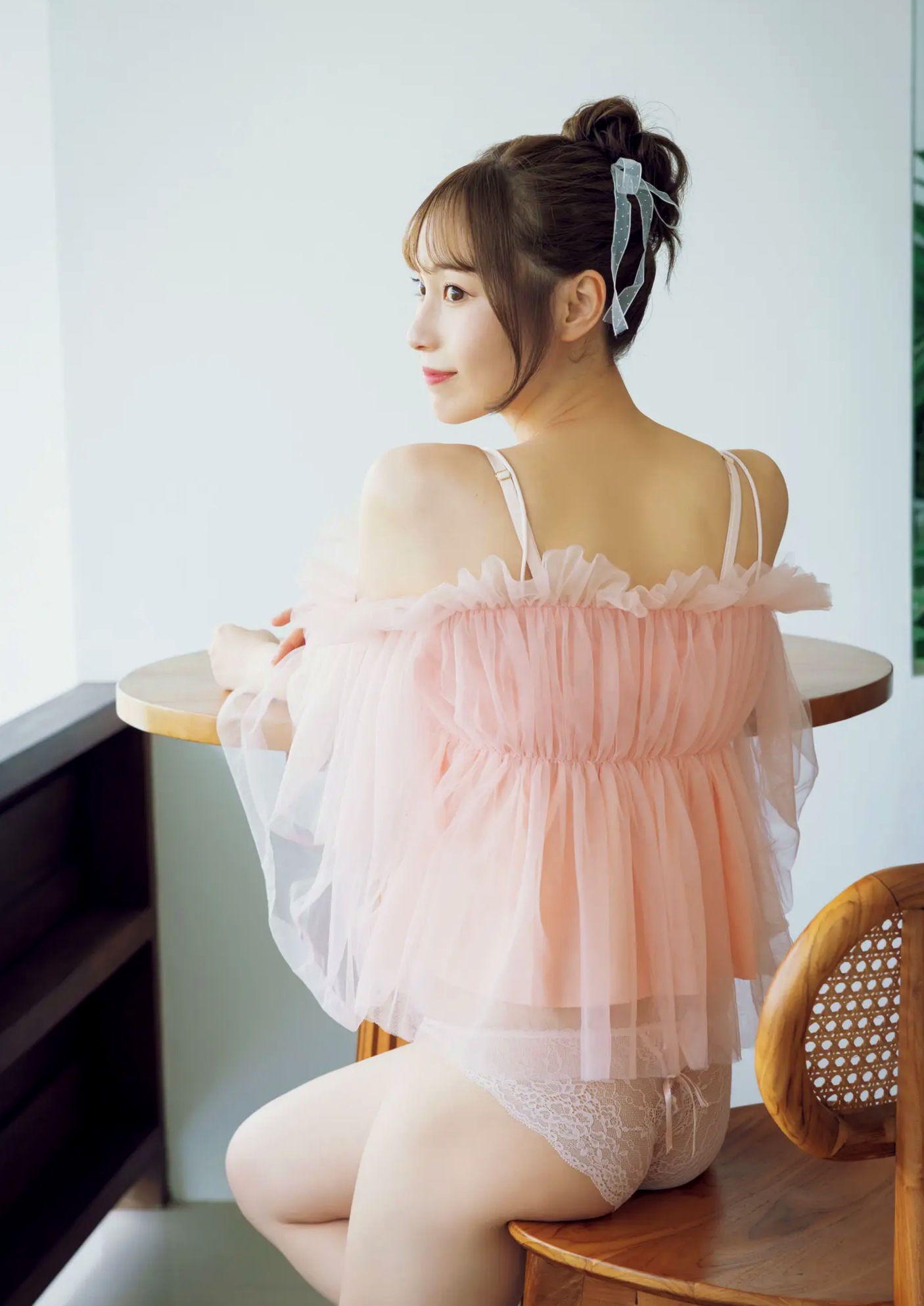 川越紗彩 - なんとかなるなる 户外泳池与清凉内衣私房写真