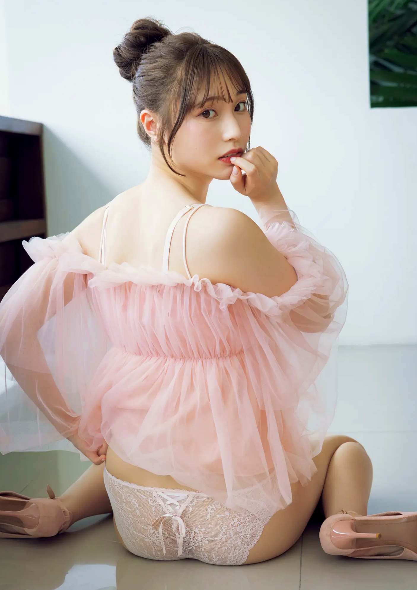 川越紗彩 - なんとかなるなる 户外泳池与清凉内衣私房写真