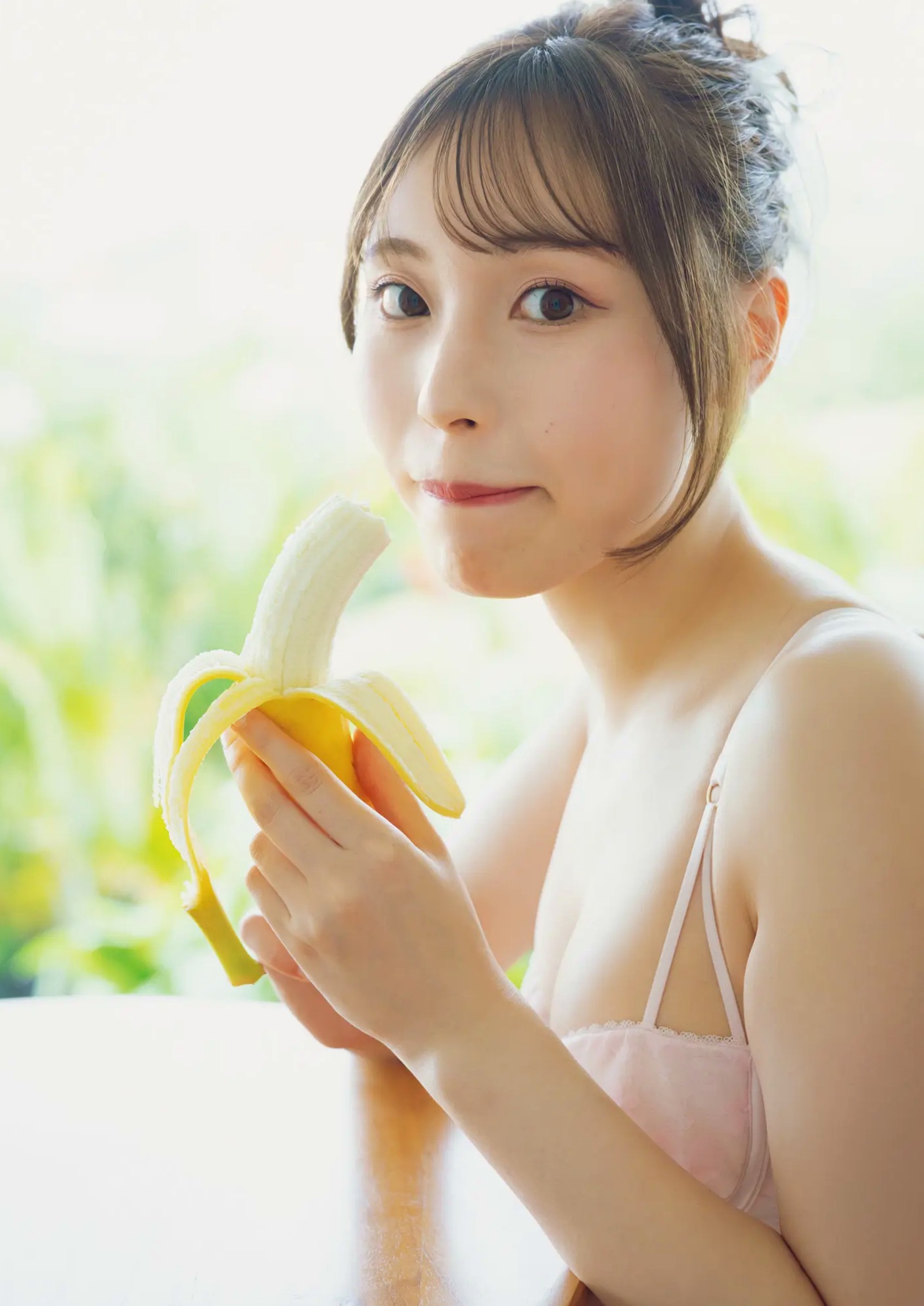 川越紗彩 - なんとかなるなる 户外泳池与清凉内衣私房写真