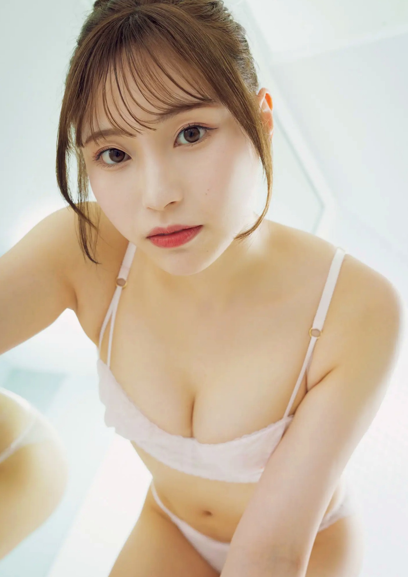 川越紗彩 - なんとかなるなる 户外泳池与清凉内衣私房写真