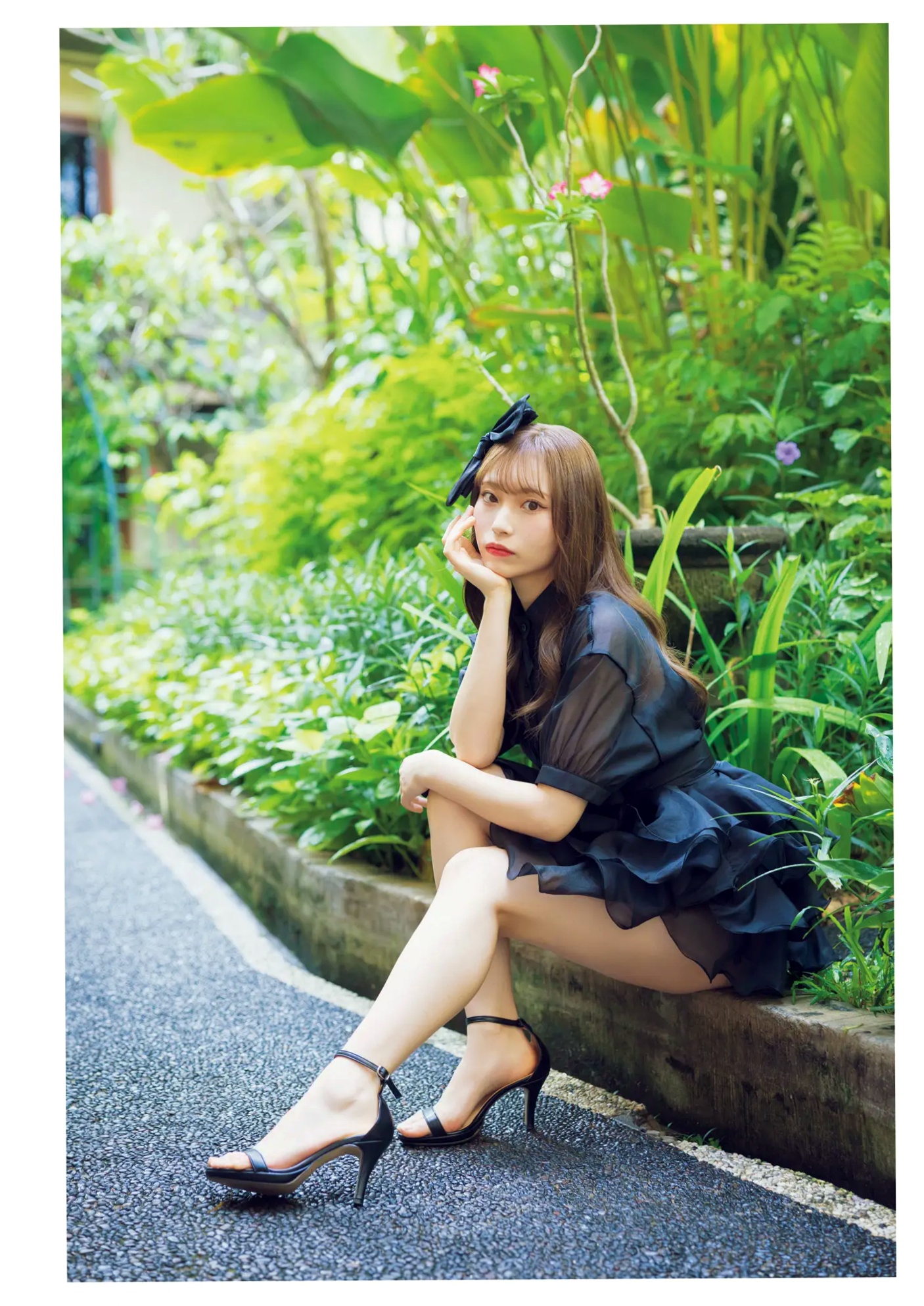 川越紗彩 - なんとかなるなる 户外泳池与清凉内衣私房写真