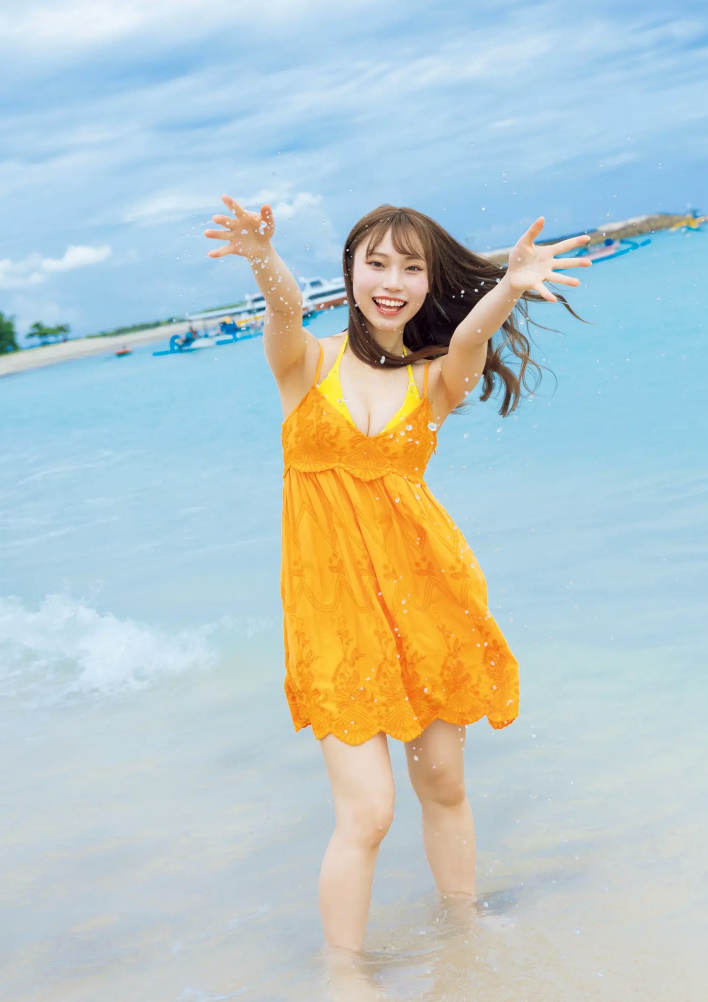 川越紗彩 - なんとかなるなる 户外泳池与清凉内衣私房写真