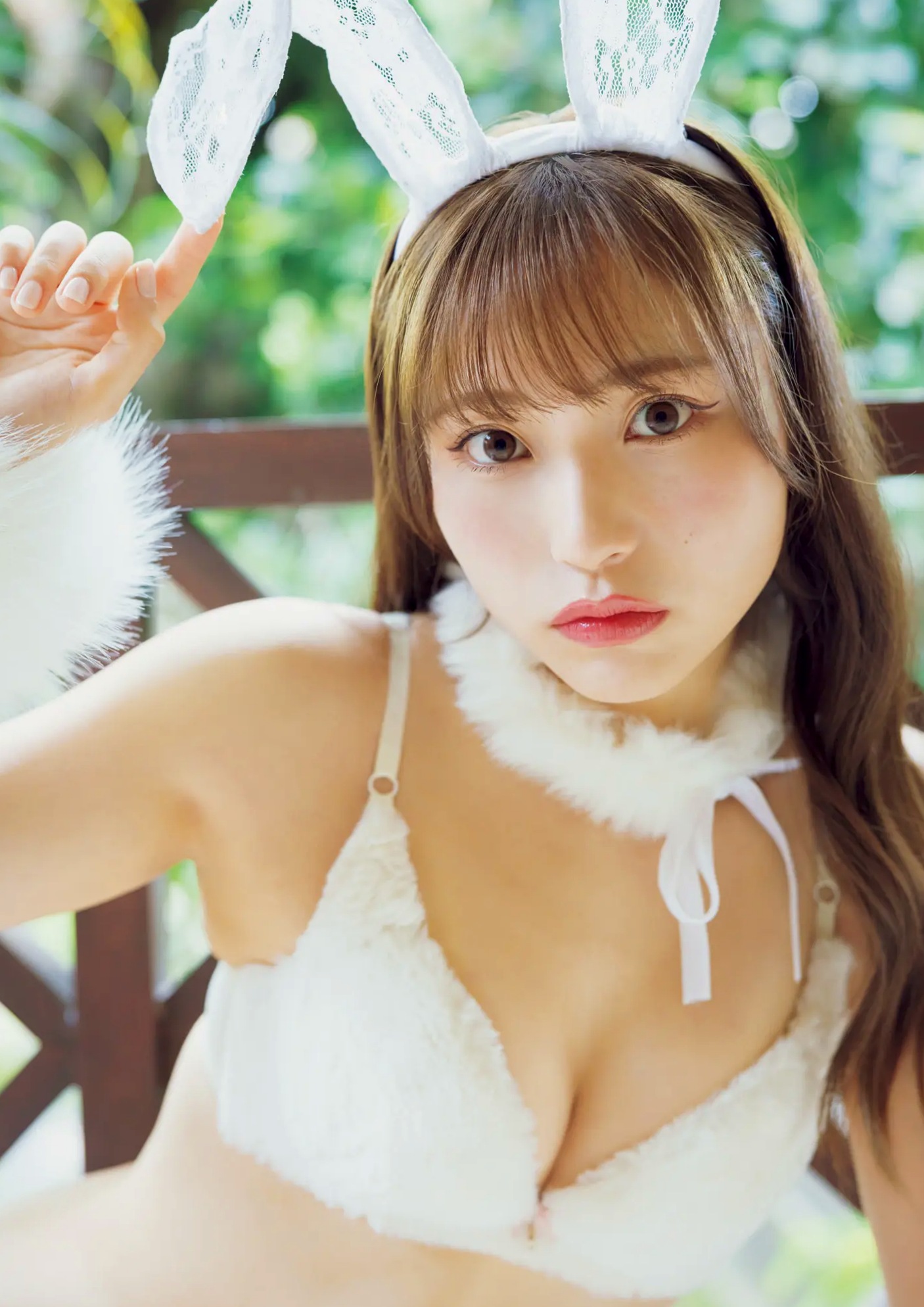 川越紗彩 - なんとかなるなる 户外泳池与清凉内衣私房写真