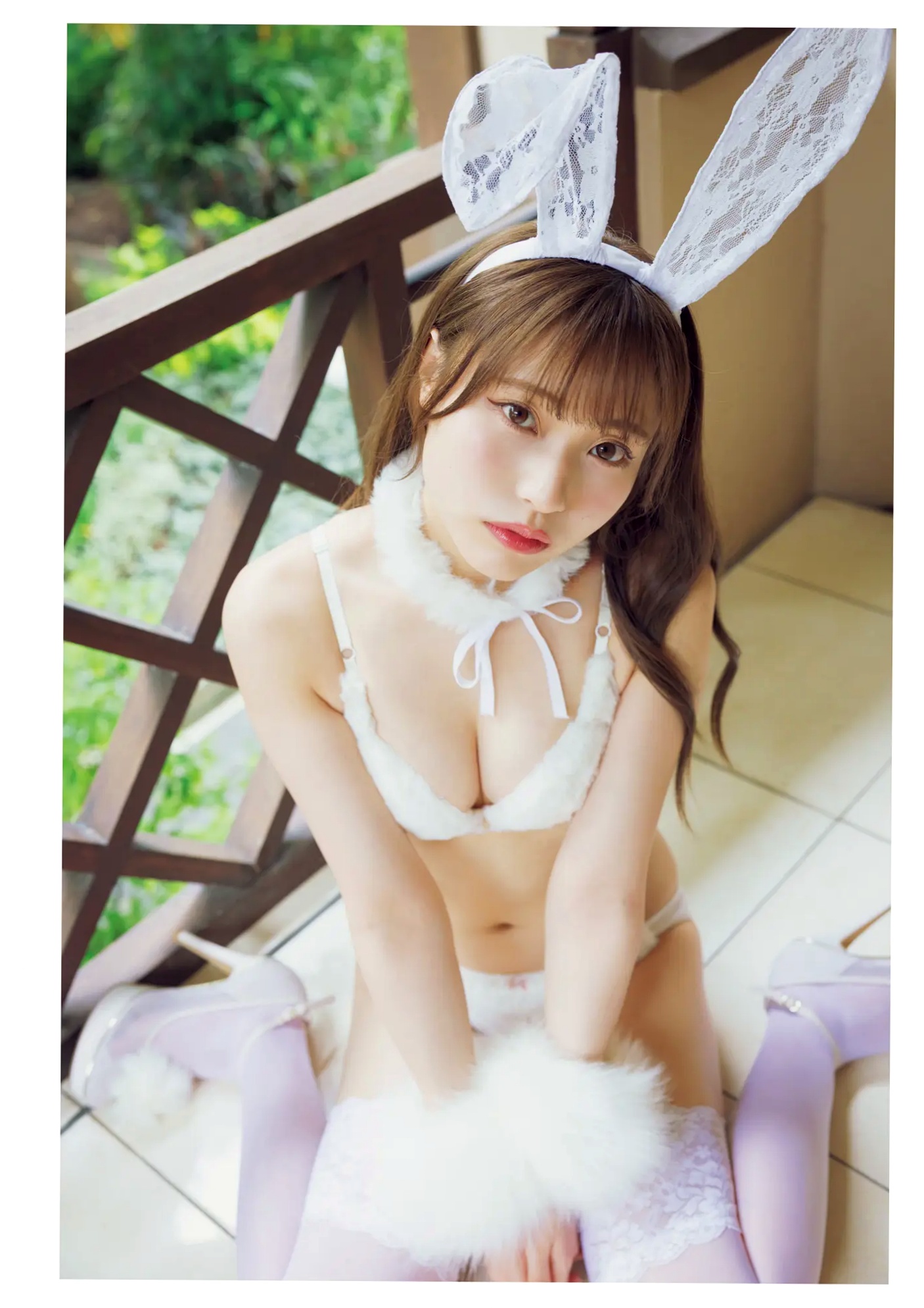 川越紗彩 - なんとかなるなる 户外泳池与清凉内衣私房写真