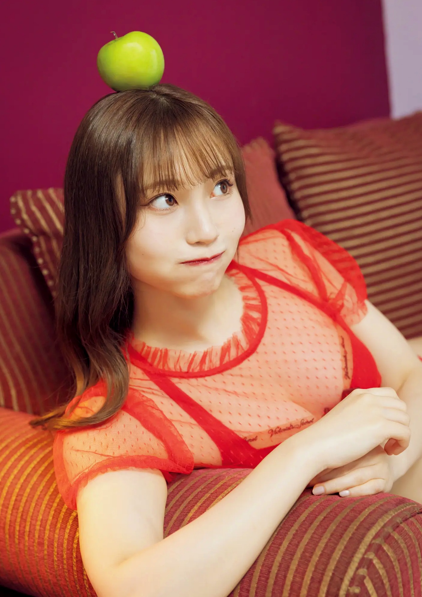 川越紗彩 - なんとかなるなる 户外泳池与清凉内衣私房写真
