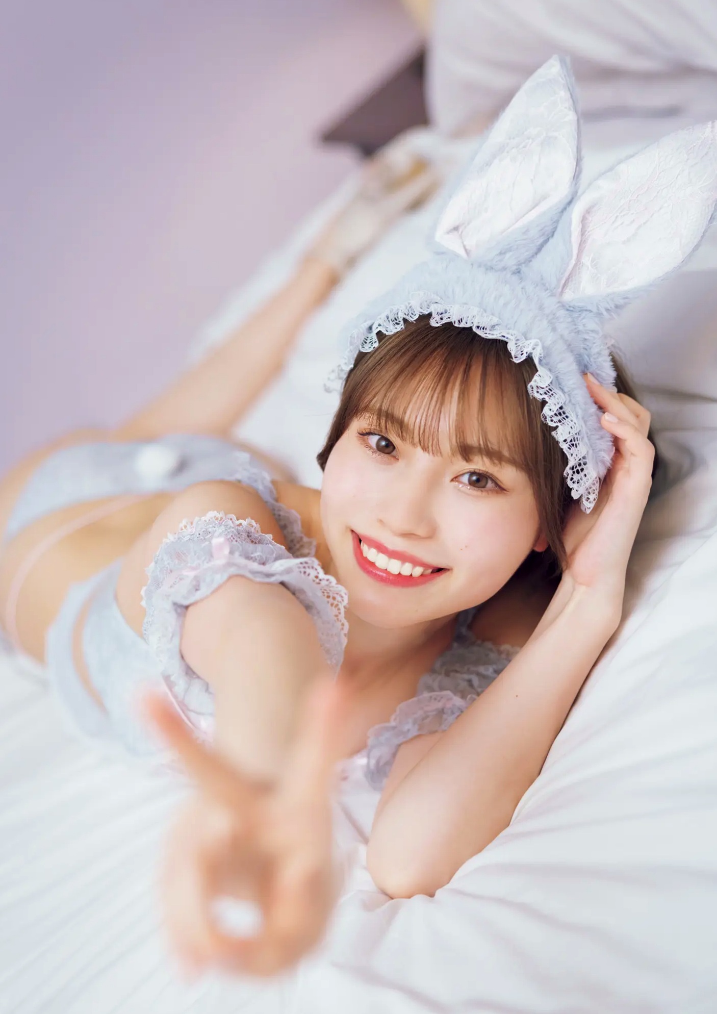 川越紗彩 - なんとかなるなる 户外泳池与清凉内衣私房写真
