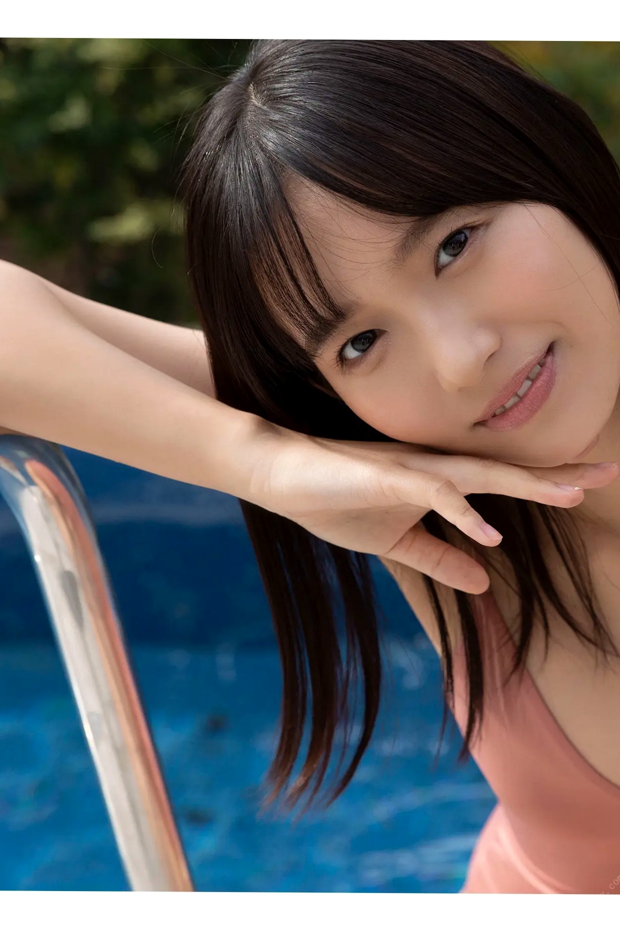 志田音々 - 泳池性感吊带与居家私房写真《大人びたキミが眩しくて》