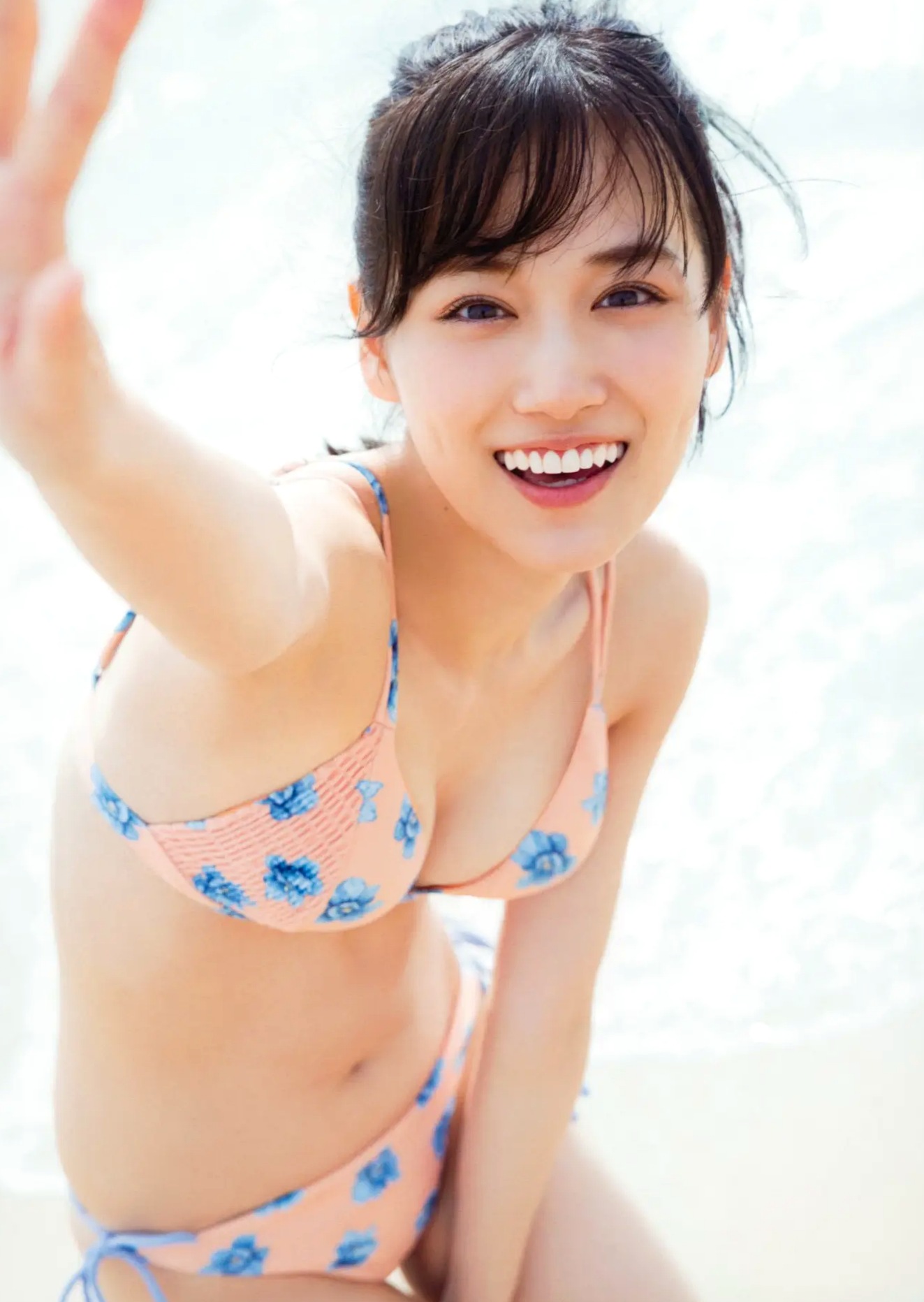 《山下美月 - ヒロイン》海边黑色比基尼与浴室甜美写真