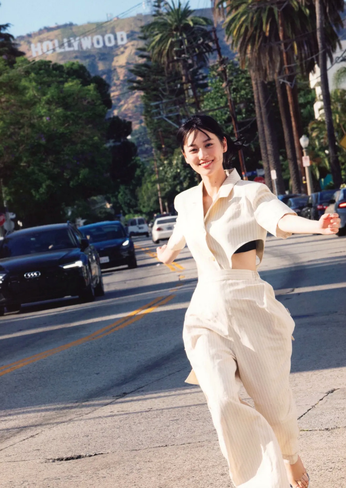 《山下美月 - ヒロイン》海边黑色比基尼与浴室甜美写真
