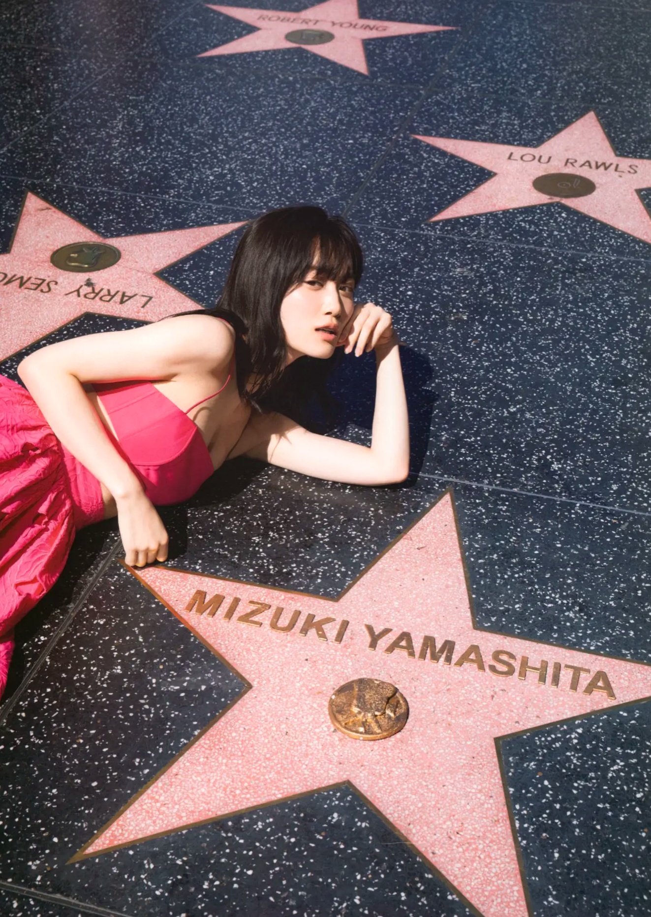 《山下美月 - ヒロイン》海边黑色比基尼与浴室甜美写真