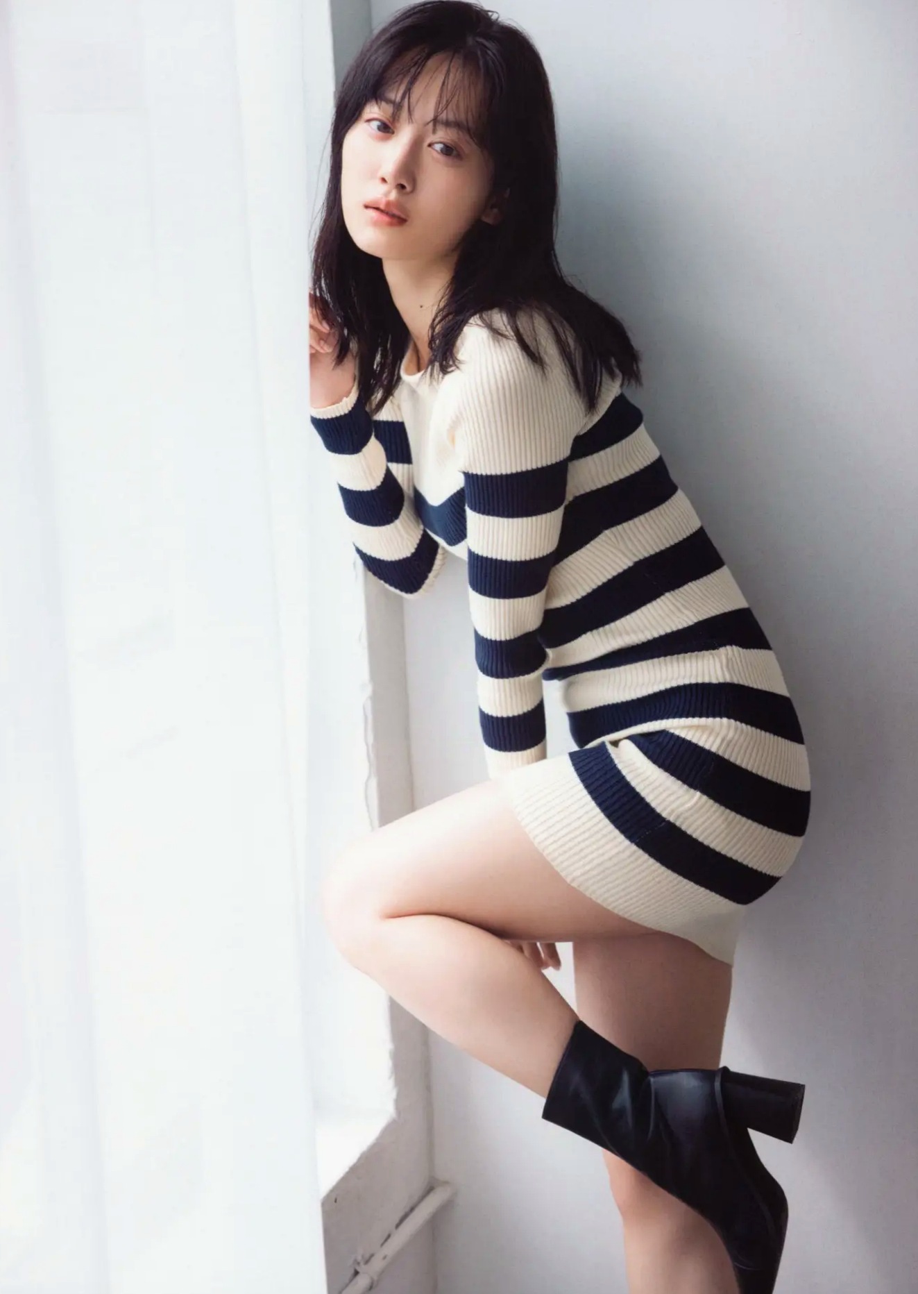 《山下美月 - ヒロイン》海边黑色比基尼与浴室甜美写真