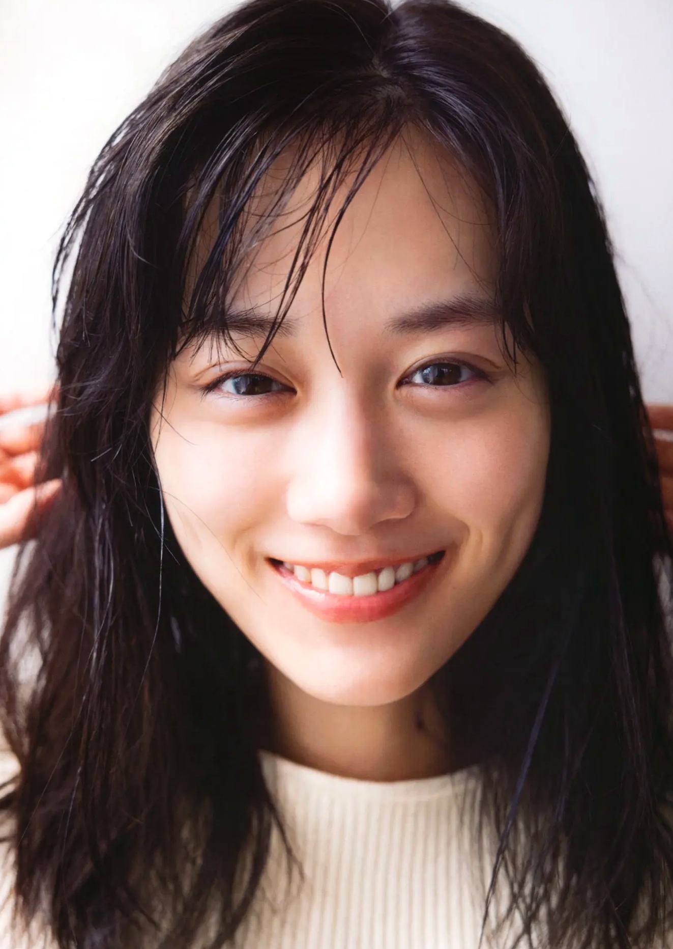 《山下美月 - ヒロイン》海边黑色比基尼与浴室甜美写真