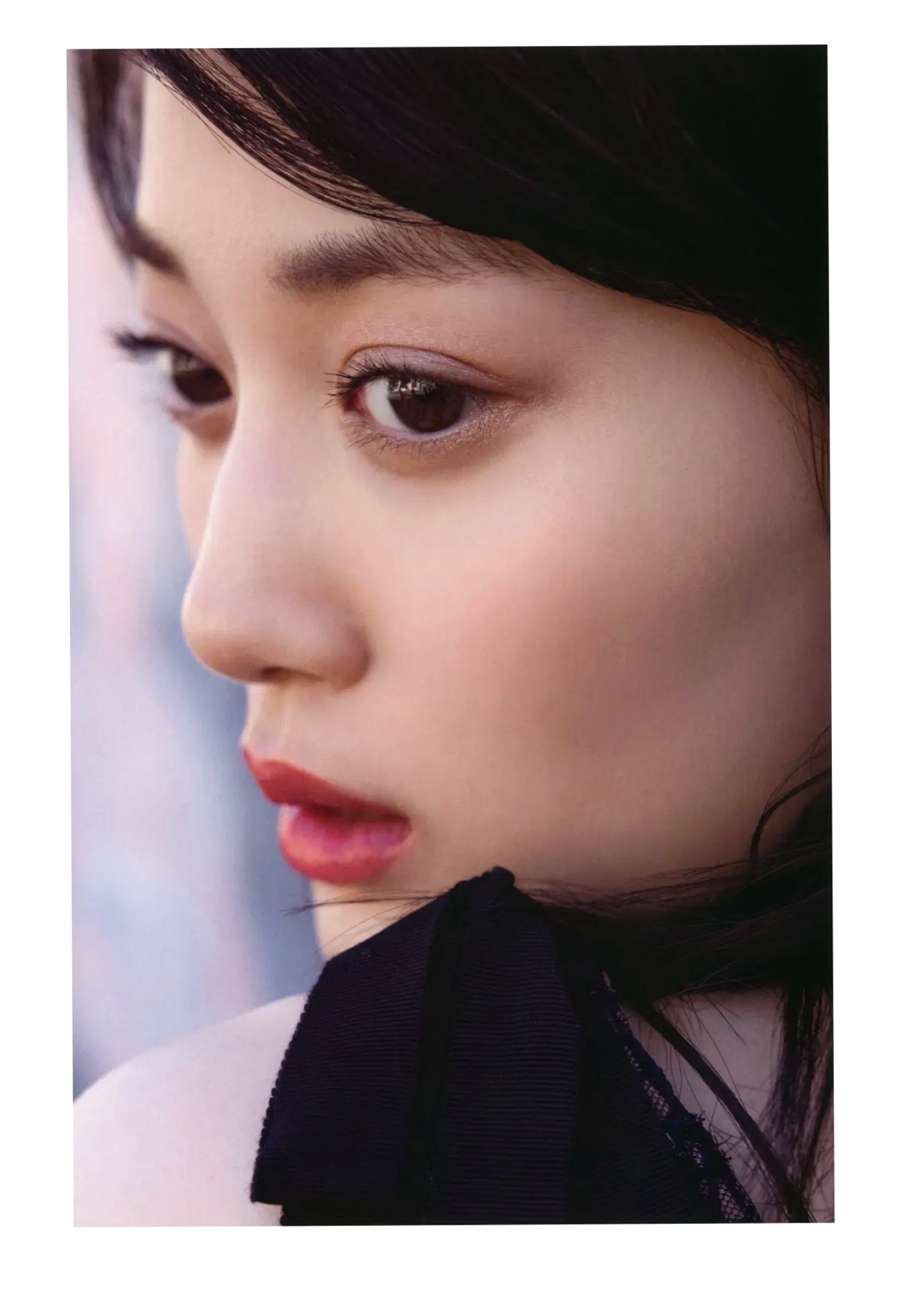 《山下美月 - ヒロイン》海边黑色比基尼与浴室甜美写真