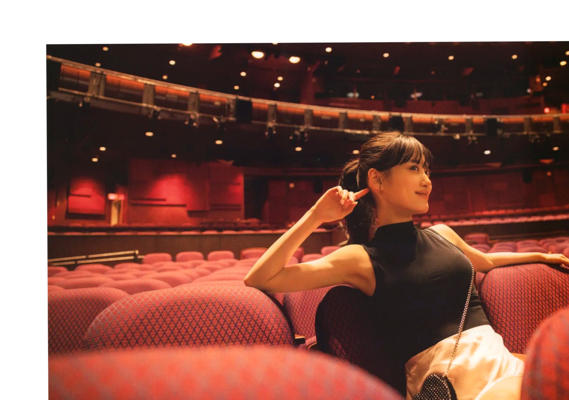 《山下美月 - ヒロイン》海边黑色比基尼与浴室甜美写真