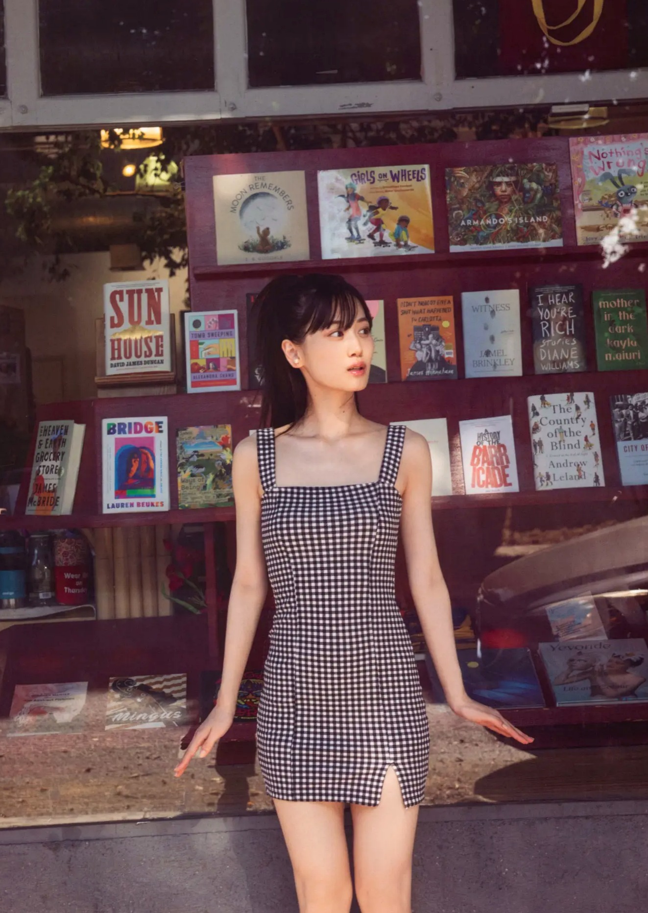 《山下美月 - ヒロイン》海边黑色比基尼与浴室甜美写真