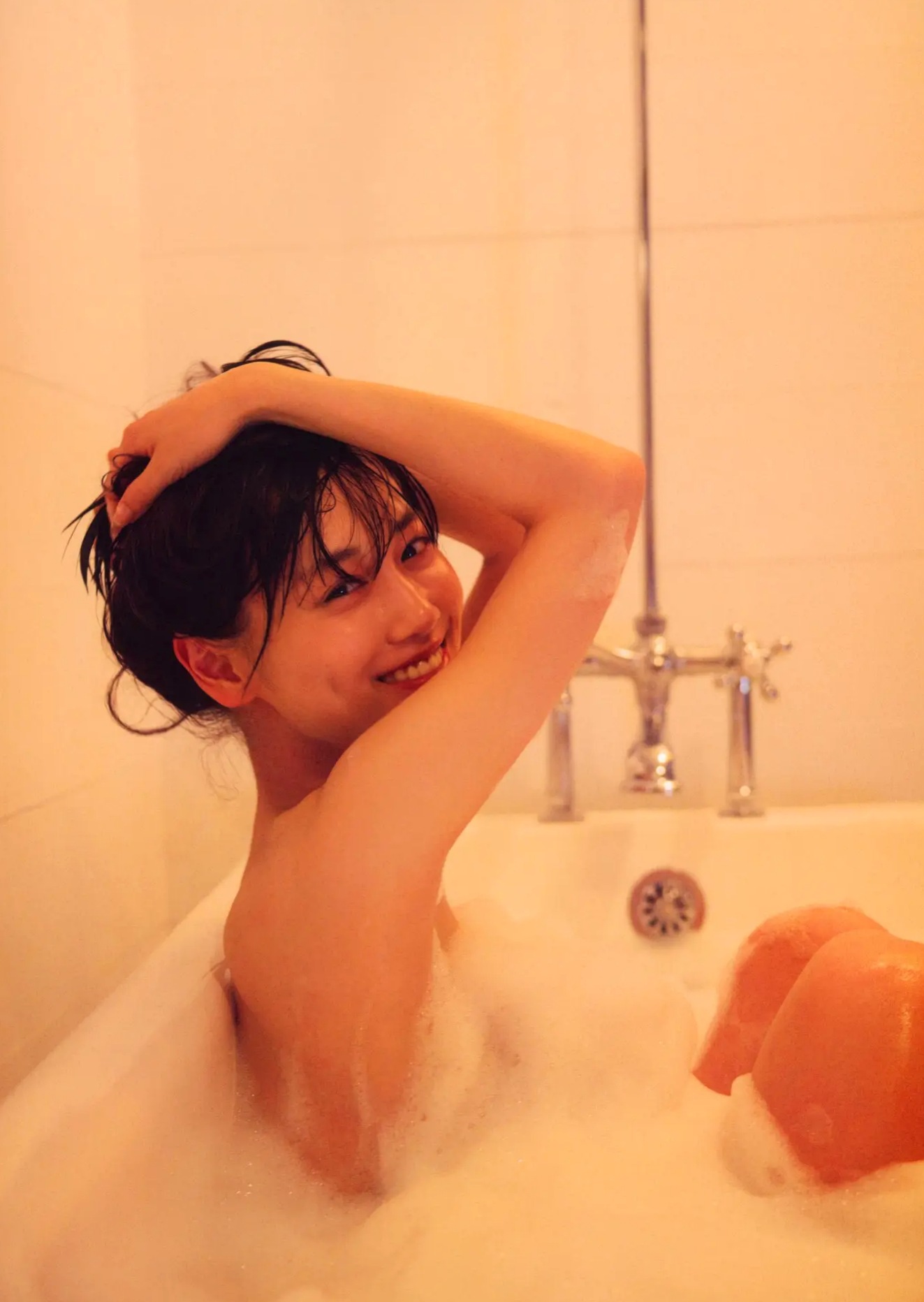 《山下美月 - ヒロイン》海边黑色比基尼与浴室甜美写真