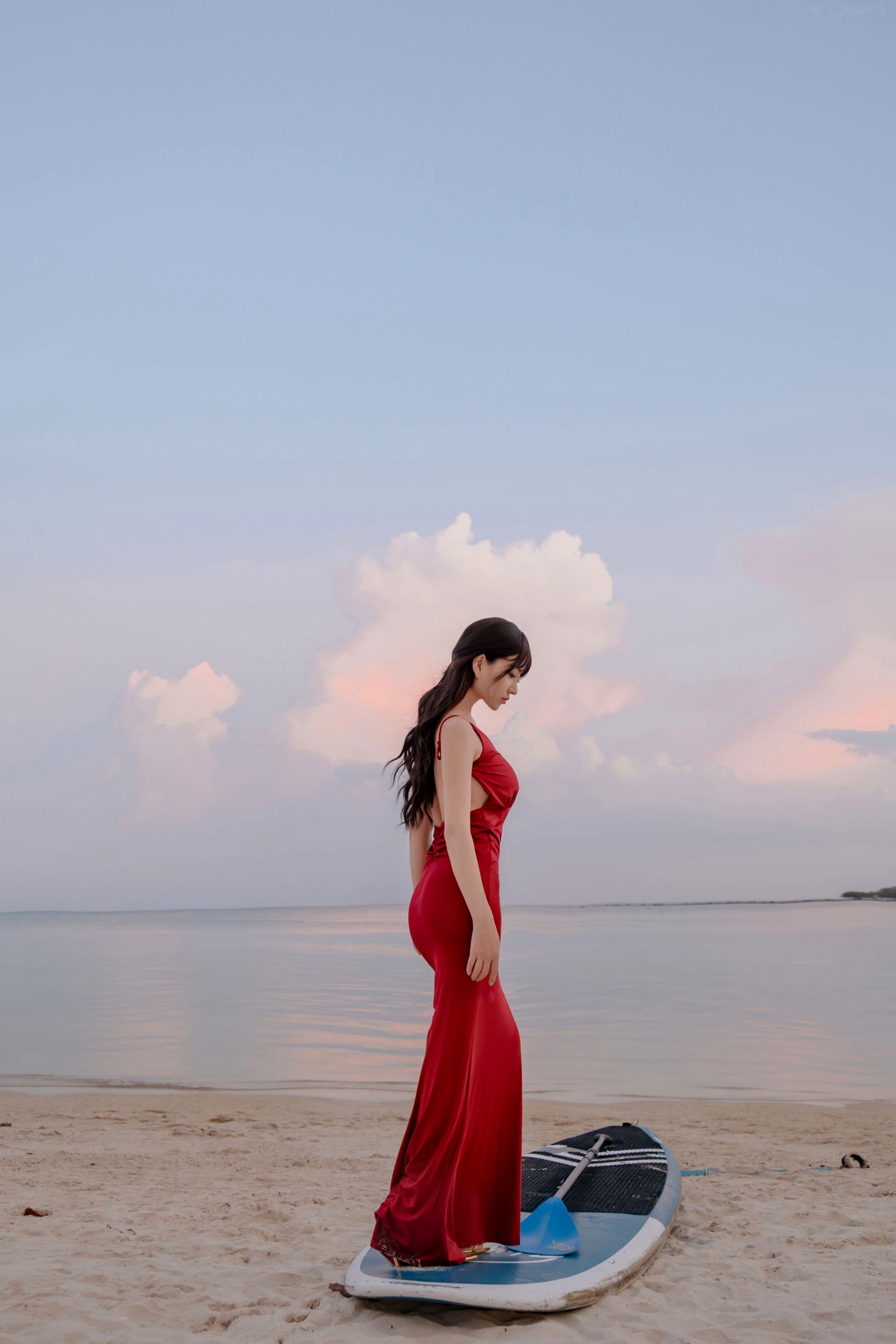 《年年-言遇》户外无圣光红裙性感写真 泳池畔大尺度女神美图