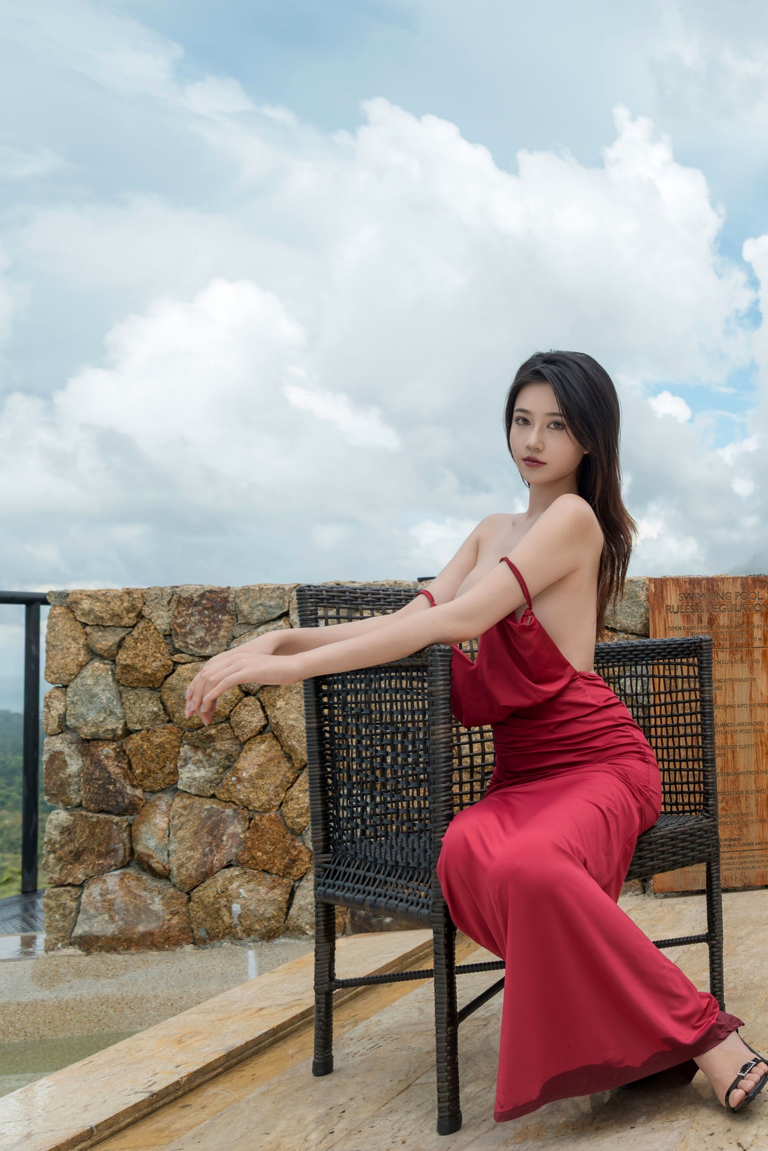 《年年-言遇》户外无圣光红裙性感写真 泳池畔大尺度女神美图