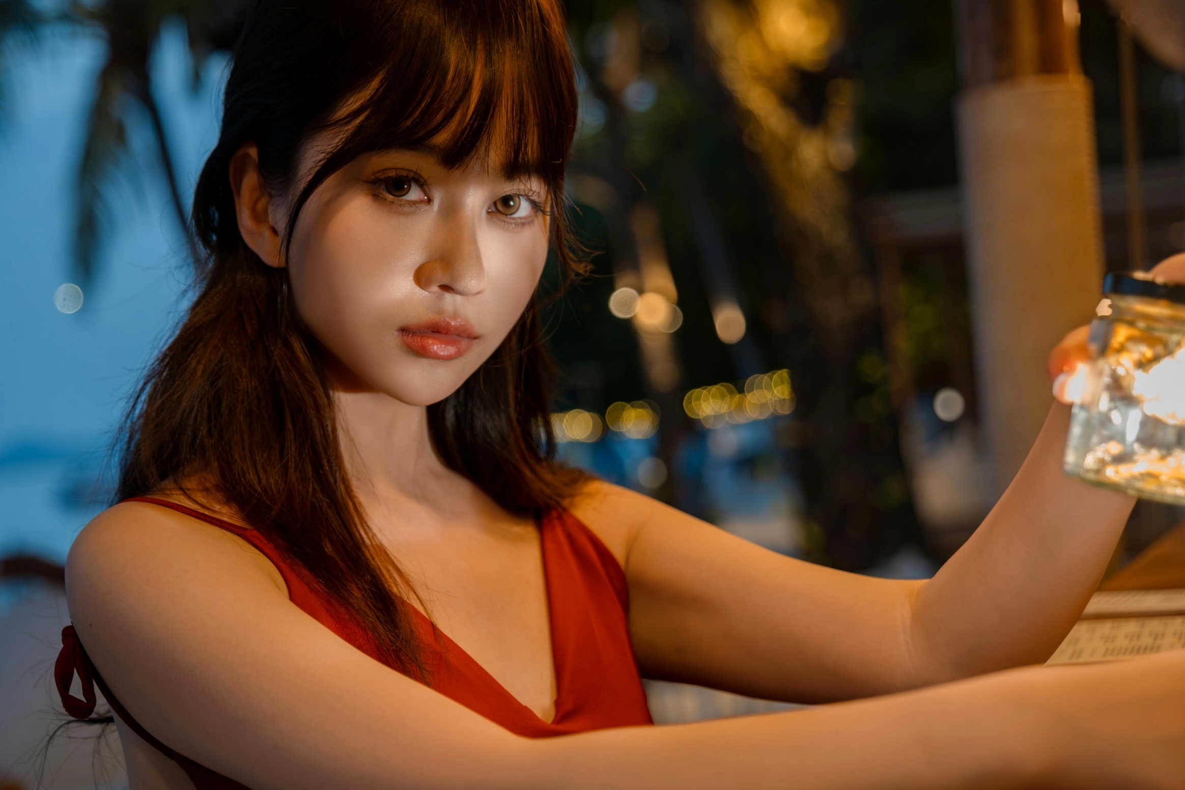 《年年-言遇》户外无圣光红裙性感写真 泳池畔大尺度女神美图