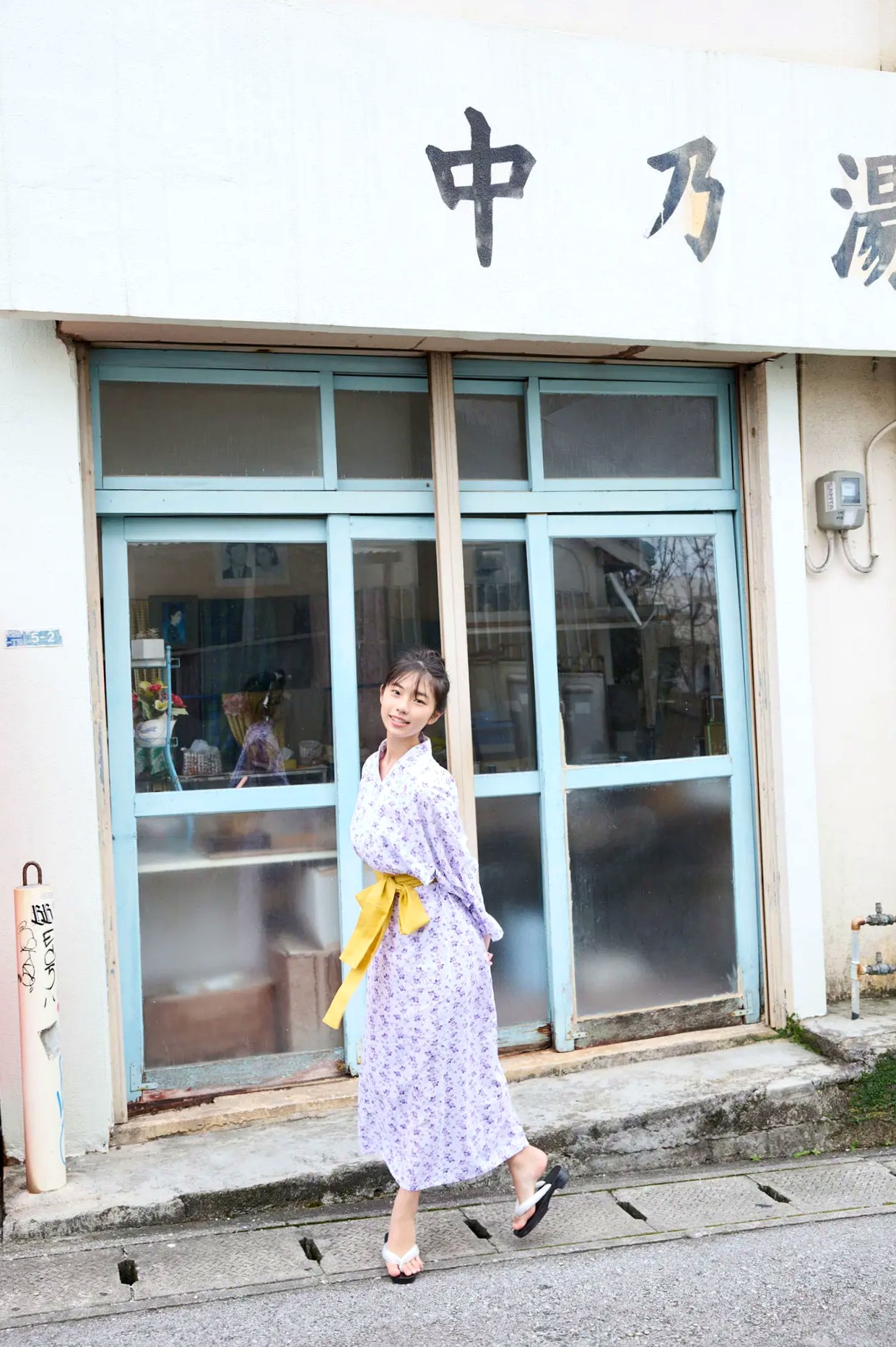 《菊地姫奈 - 春から女子大生 Vol.2》日系清纯写真 洗衣房抹胸泳装与复古和服性感秀