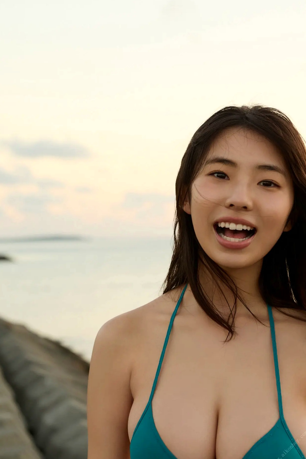 《菊地姫奈 - 春から女子大生 Vol.2》日系清纯写真 洗衣房抹胸泳装与复古和服性感秀