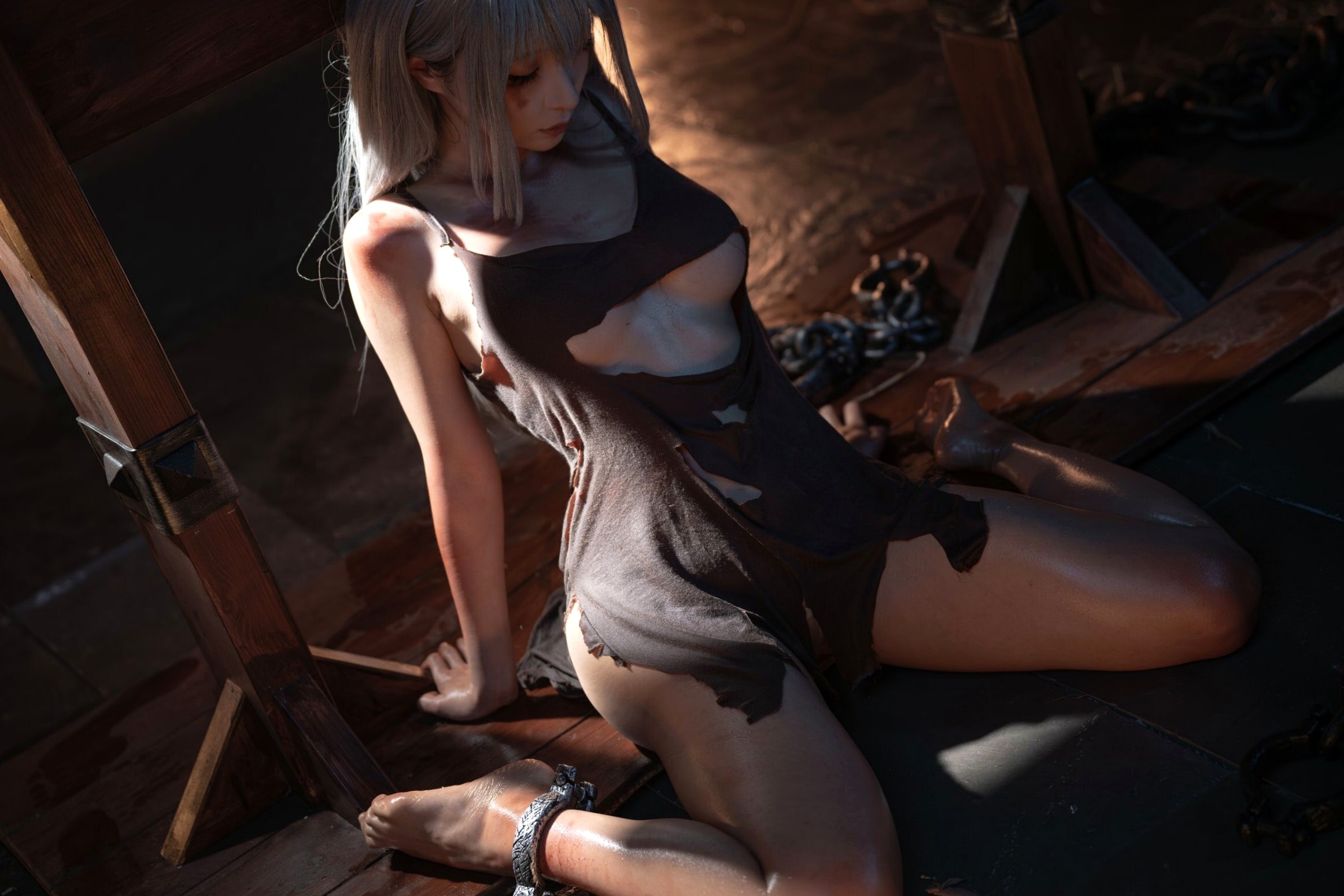 《蠢沫沫-奴隶少女希尔薇》地牢铁链战损风角色扮演性感大尺度写真